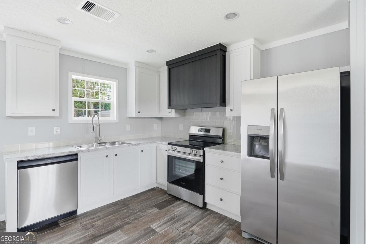 3 bedroom, 2 bathroom, 960 sq ft manufactured home,single family residence for sale at 94 Thrasher Lane, Jesup, GA 31545 — photo 9