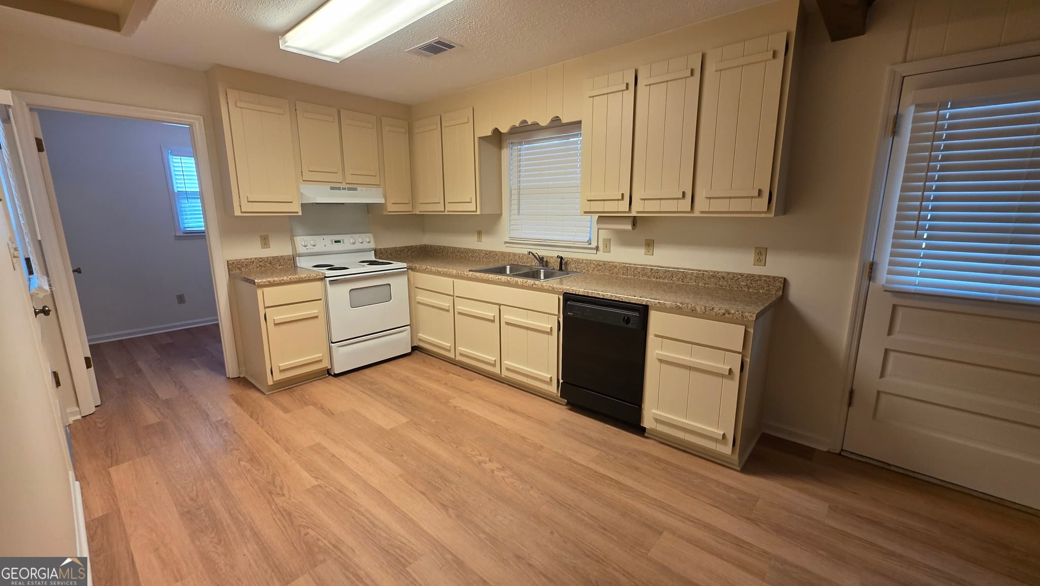 3 bedroom, 2 bathroom, 1,491 sq ft single family residence for sale at 1308 Jeffrey Drive, Dublin, GA 31021 — photo 6