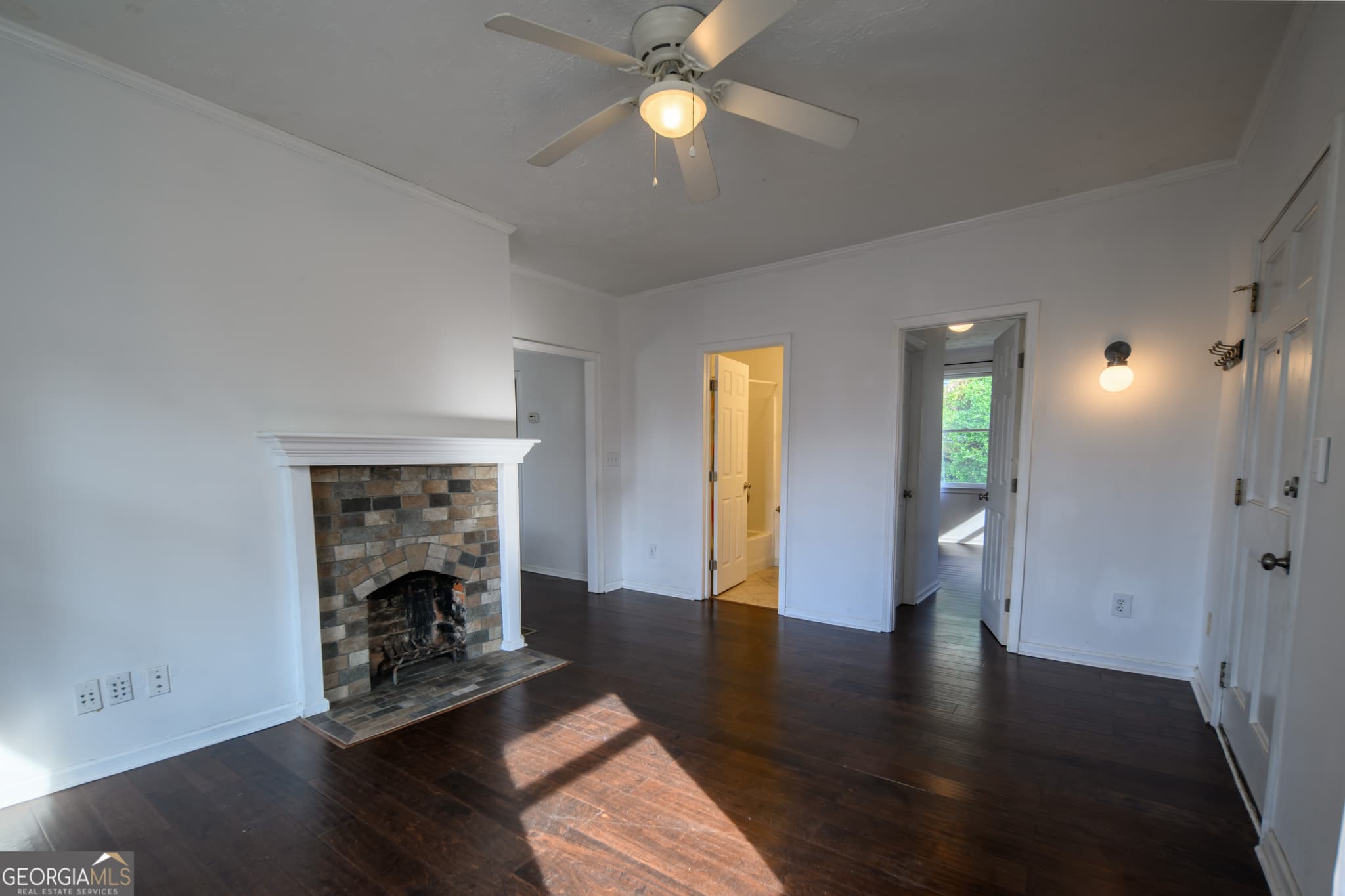2 bedroom, 2 bathroom, 946 sq ft single family residence for sale at 2881 PARROTT Avenue, Atlanta, GA 30318 — photo 4