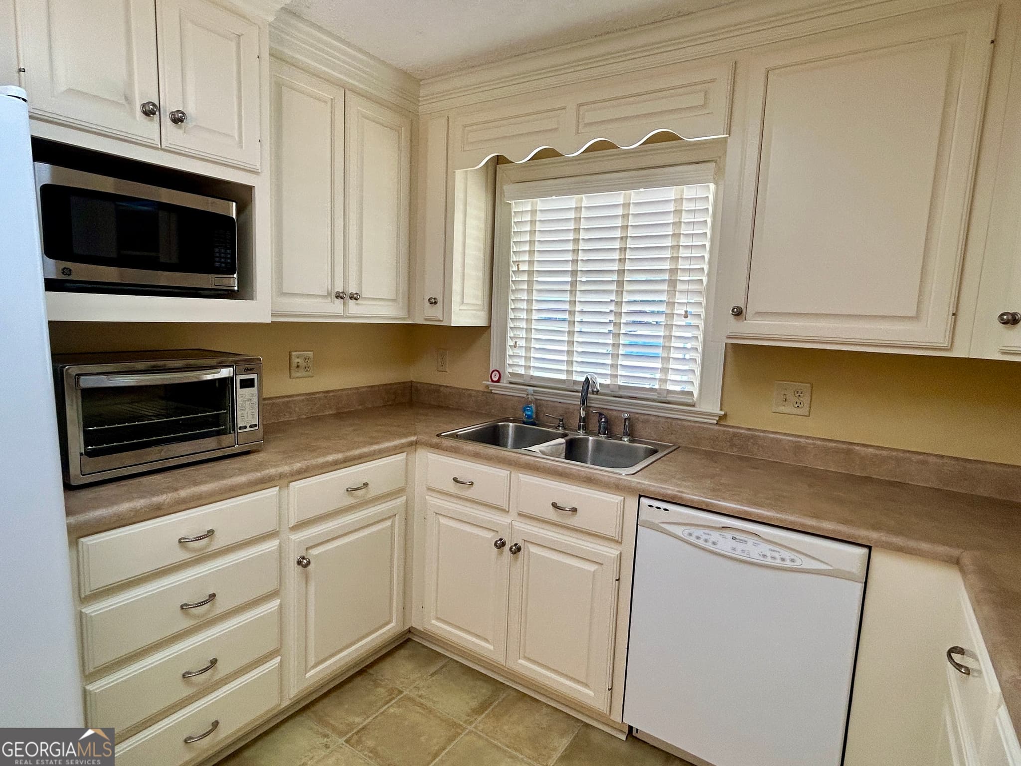 3 bedroom, 2 bathroom, 1,916 sq ft single family residence for sale at 2007 Melba Drive N/A, Tifton, GA 31793 — photo 6