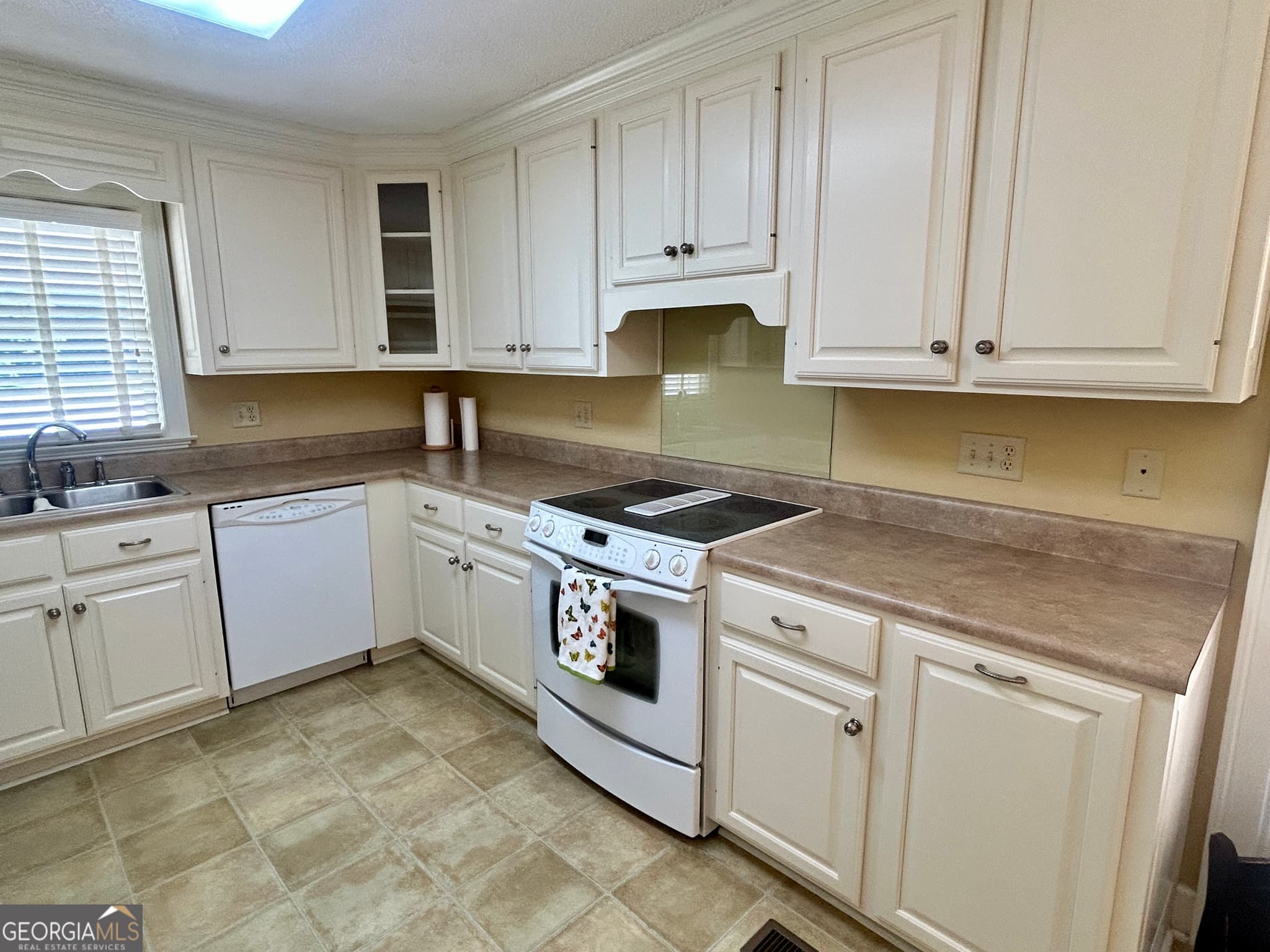 3 bedroom, 2 bathroom, 1,916 sq ft single family residence for sale at 2007 Melba Drive N/A, Tifton, GA 31793 — photo 5