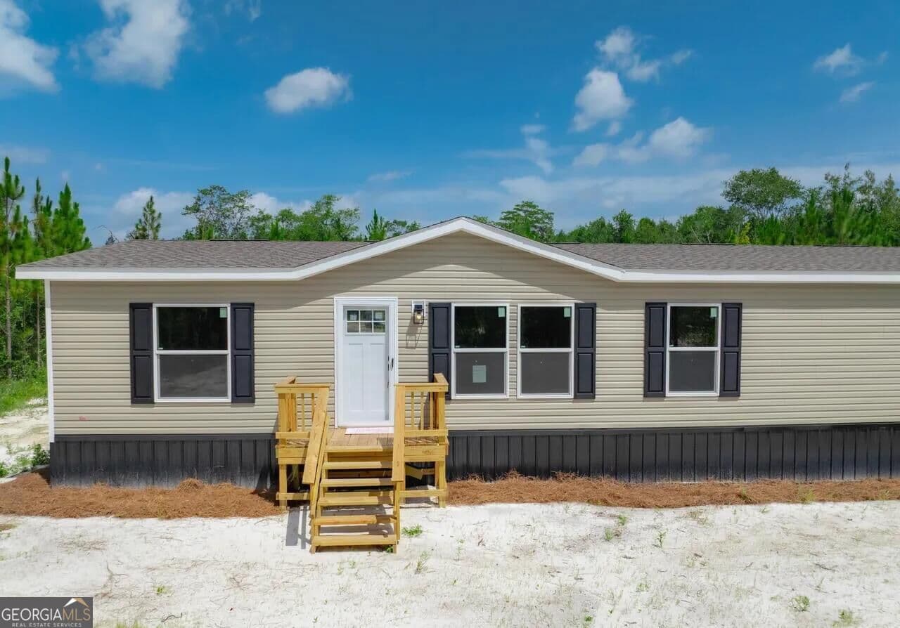 4 bedroom, 2 bathroom, 1,580 sq ft manufactured home,single family residence for sale at 207 Johnny B Street, Hoboken, GA 31542 — photo 3