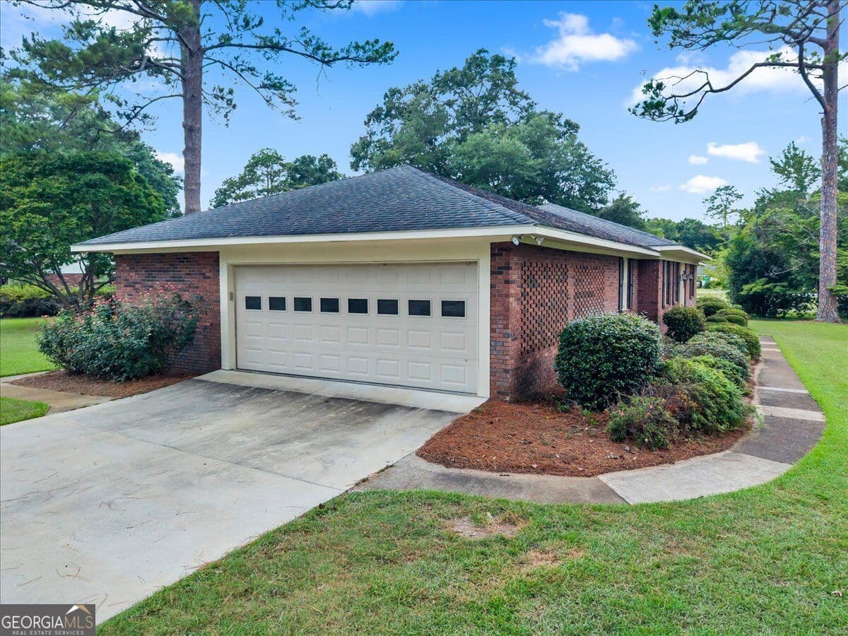 3 bedroom, 2.5 bathroom, 3,002 sq ft single family residence for sale at 1200 Chennault Drive, Dublin, GA 31021 — photo 8