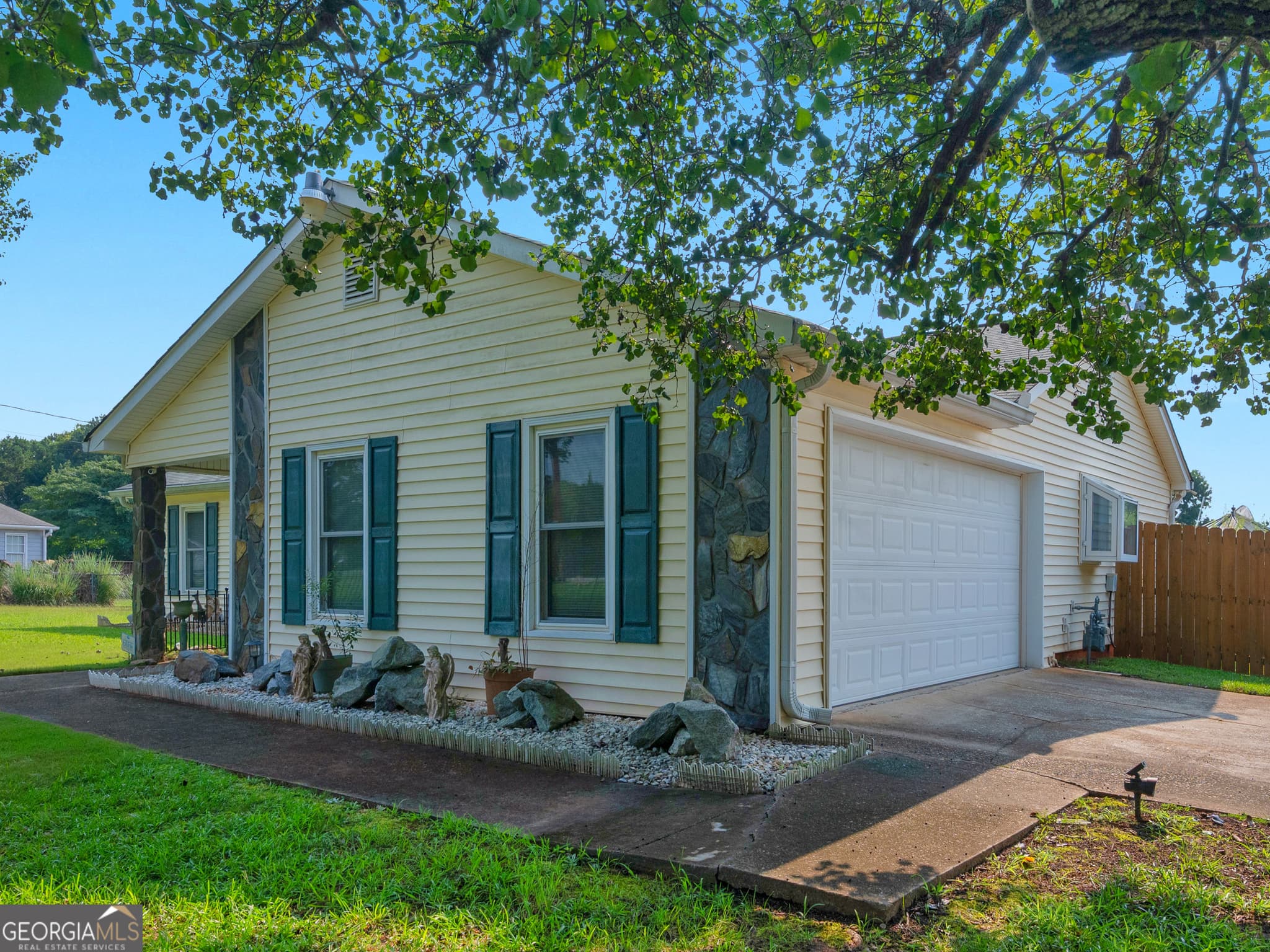 3 bedroom, 2 bathroom, 1,351 sq ft single family residence for sale at 109 Summerfield Drive, Mcdonough, GA 30253 — photo 3