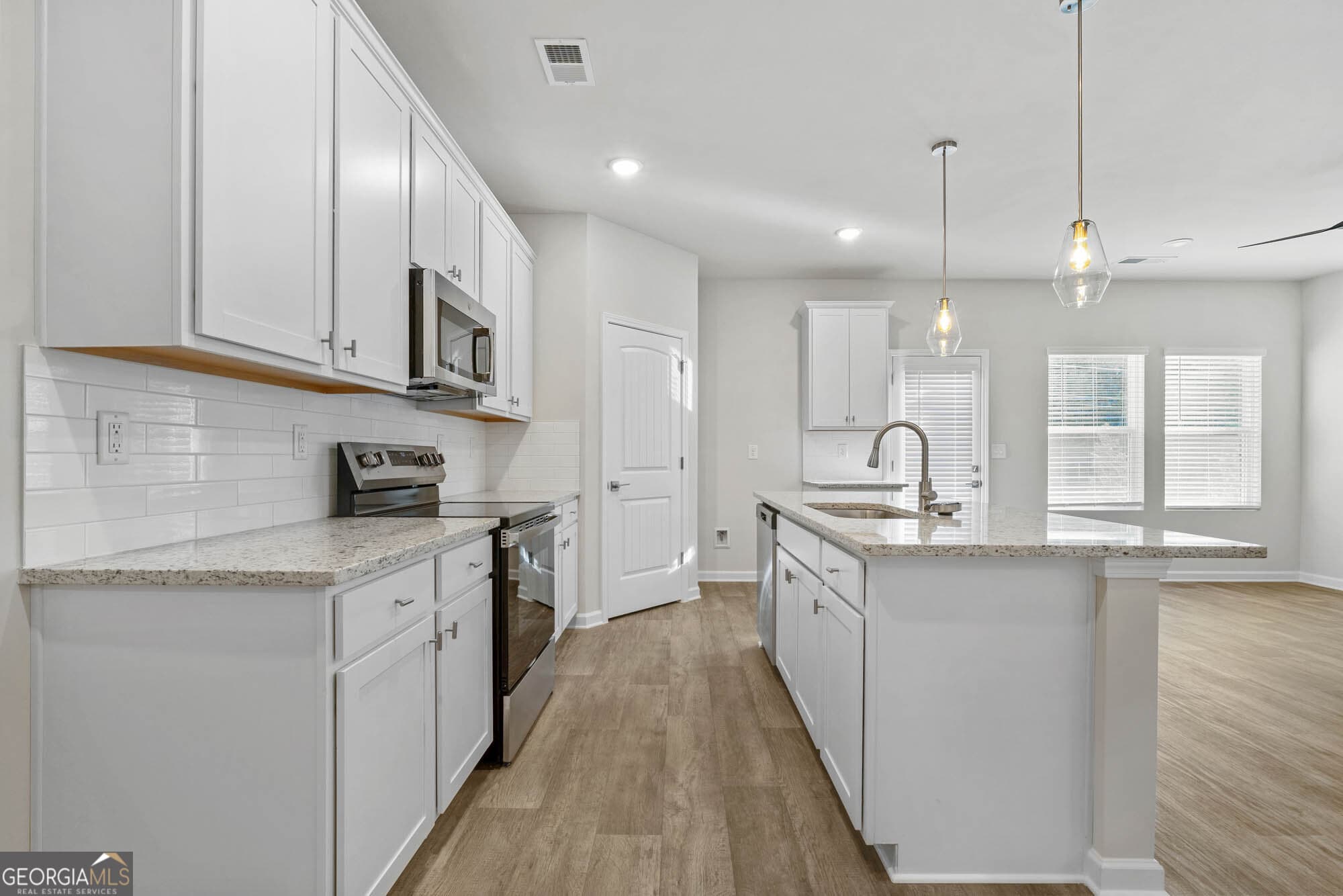 4 bedroom, 2.5 bathroom, 1,852 sq ft townhouse for sale at 3664 PARKWAY JAMES Drive, Snellville, GA 30039 — photo 4
