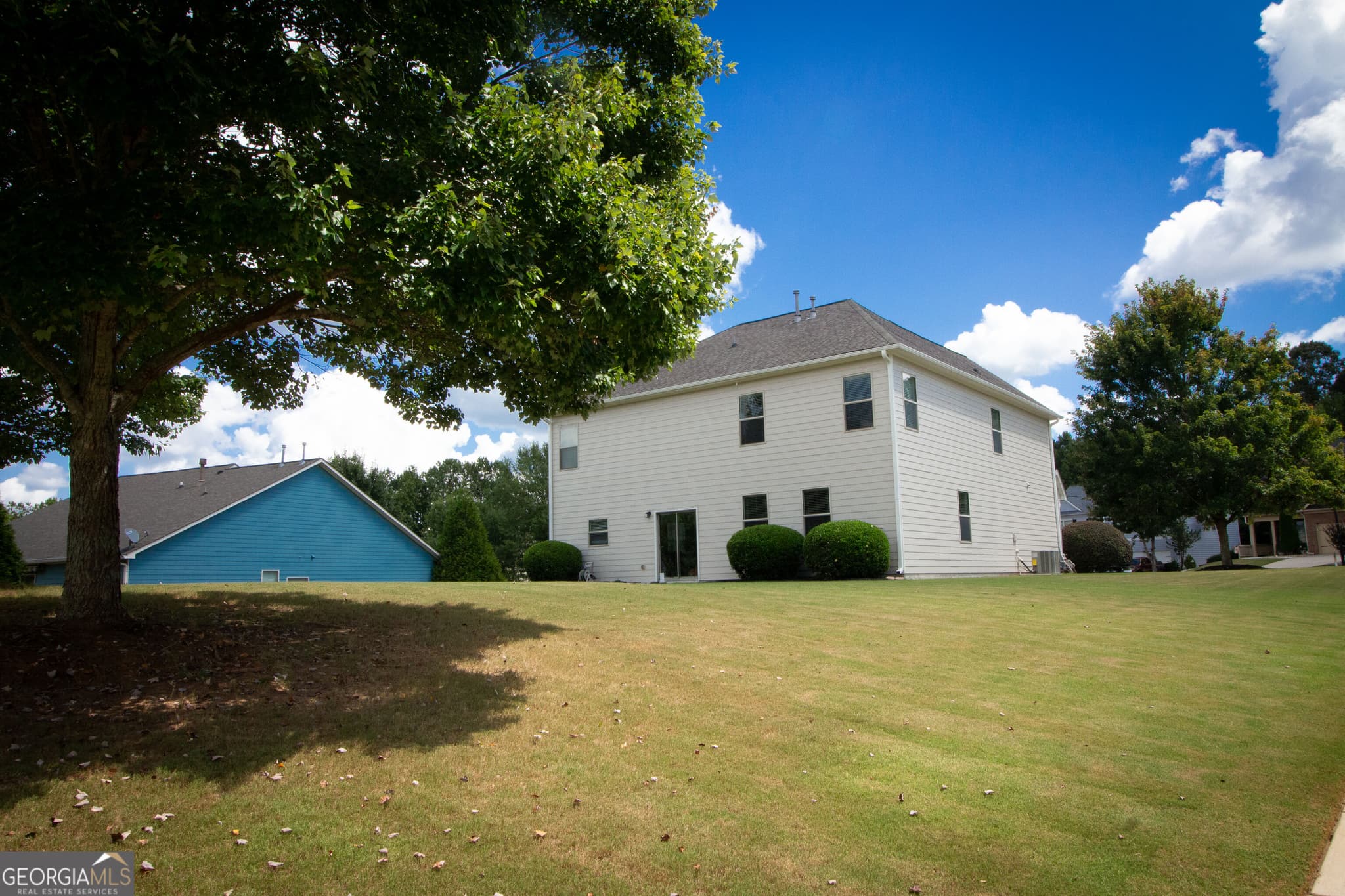 4 bedroom, 2.5 bathroom, 2,756 sq ft single family residence for sale at 100 Inverness Avenue, Newnan, GA 30263 — photo 4