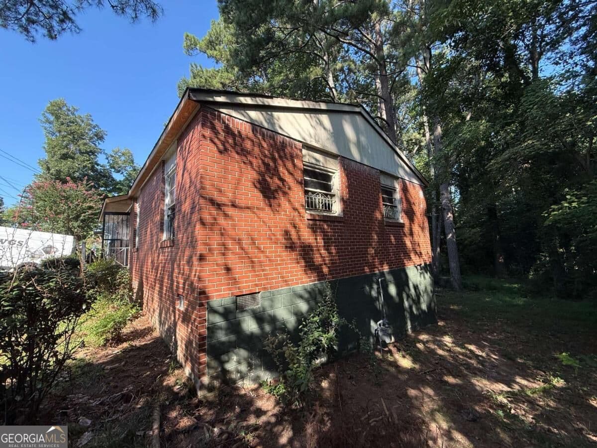 3 bedroom, 1 bathroom, 2,050 sq ft single family residence for sale at 264 NW Fairburn Road, Atlanta, GA 30331 — photo 3