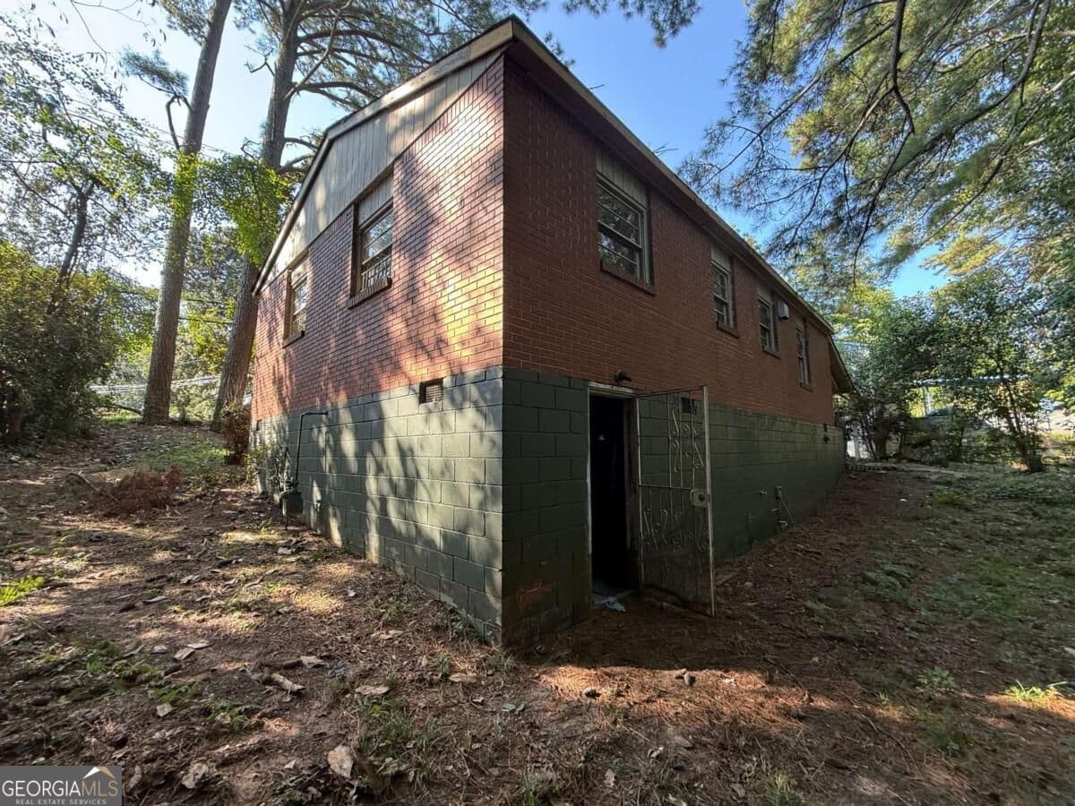 3 bedroom, 1 bathroom, 2,050 sq ft single family residence for sale at 264 NW Fairburn Road, Atlanta, GA 30331 — photo 4