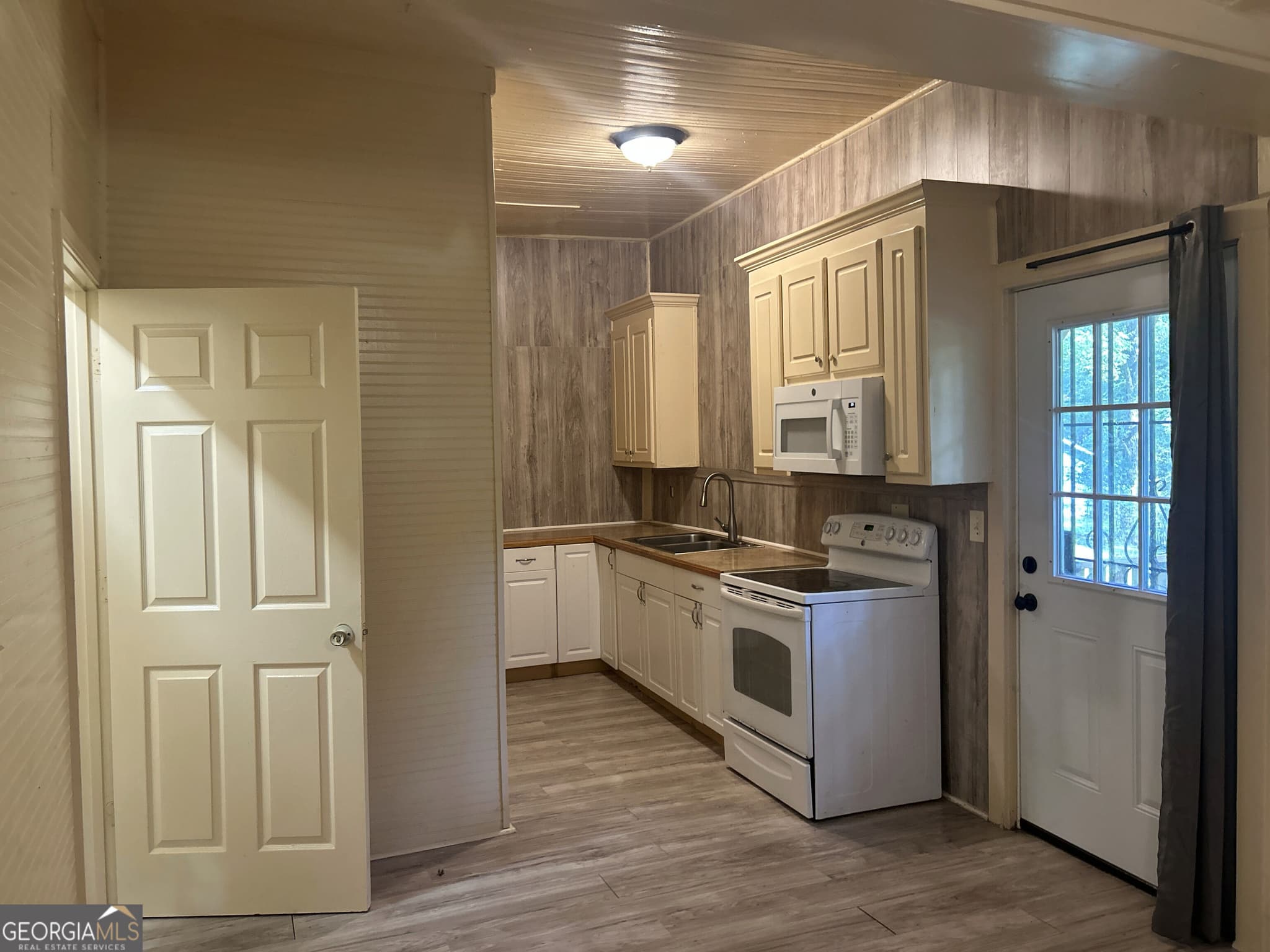 2 bedroom, 2 bathroom, 1,095 sq ft single family residence for sale at 245 Atlanta Street, Barnesville, GA 30204 — photo 6