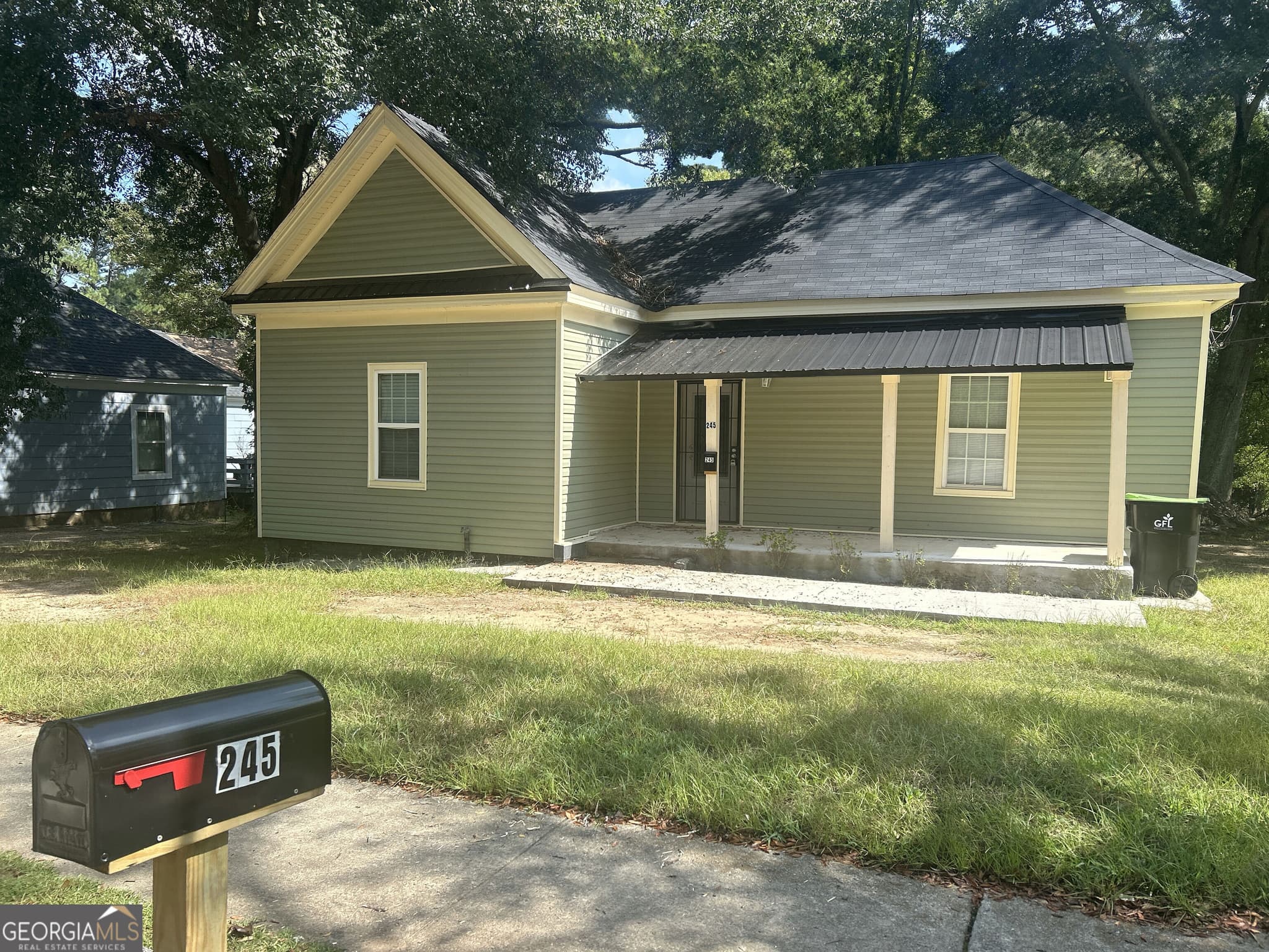 2 bedroom, 2 bathroom, 1,095 sq ft single family residence for sale at 245 Atlanta Street, Barnesville, GA 30204