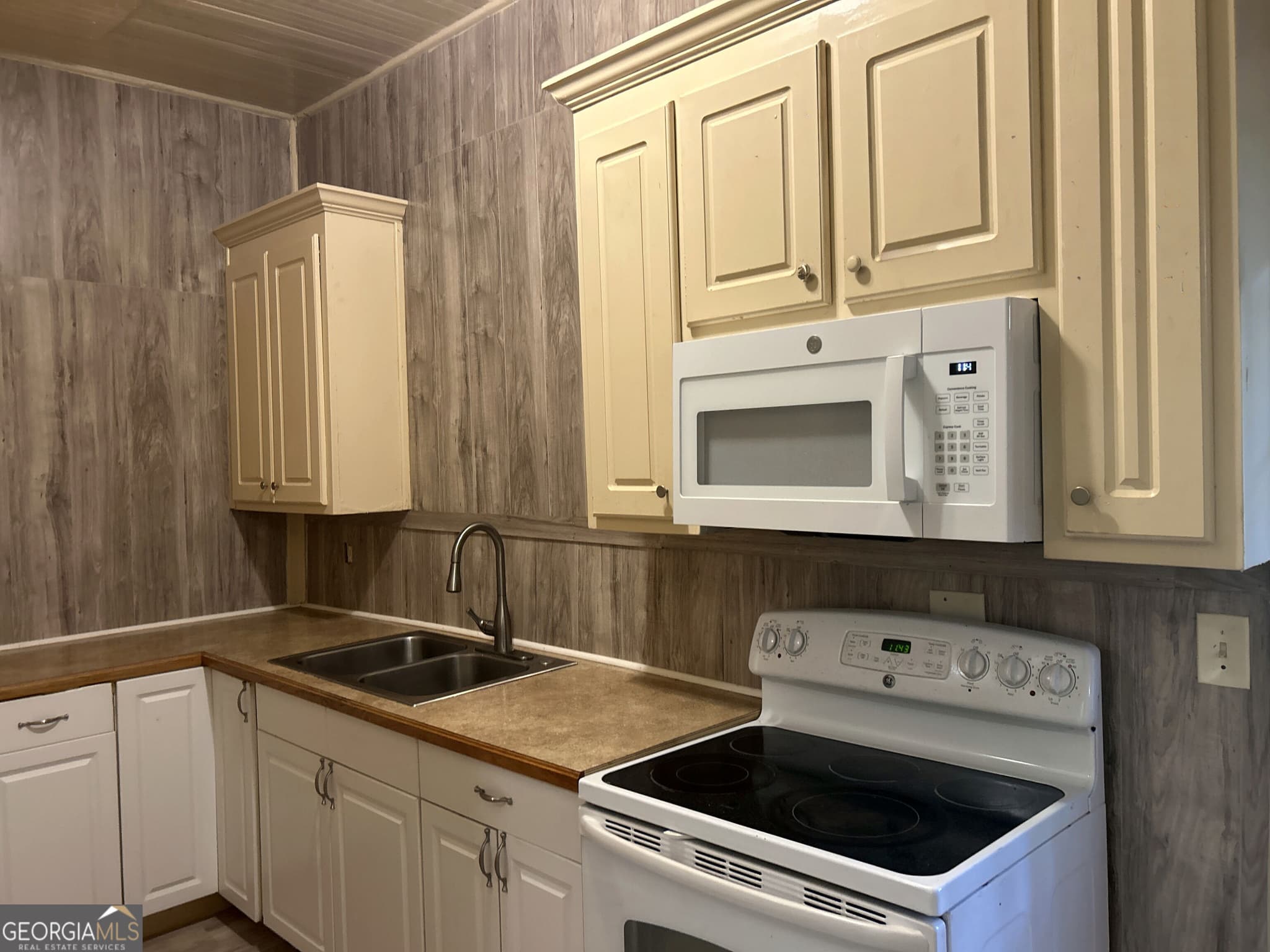 2 bedroom, 2 bathroom, 1,095 sq ft single family residence for sale at 245 Atlanta Street, Barnesville, GA 30204 — photo 5