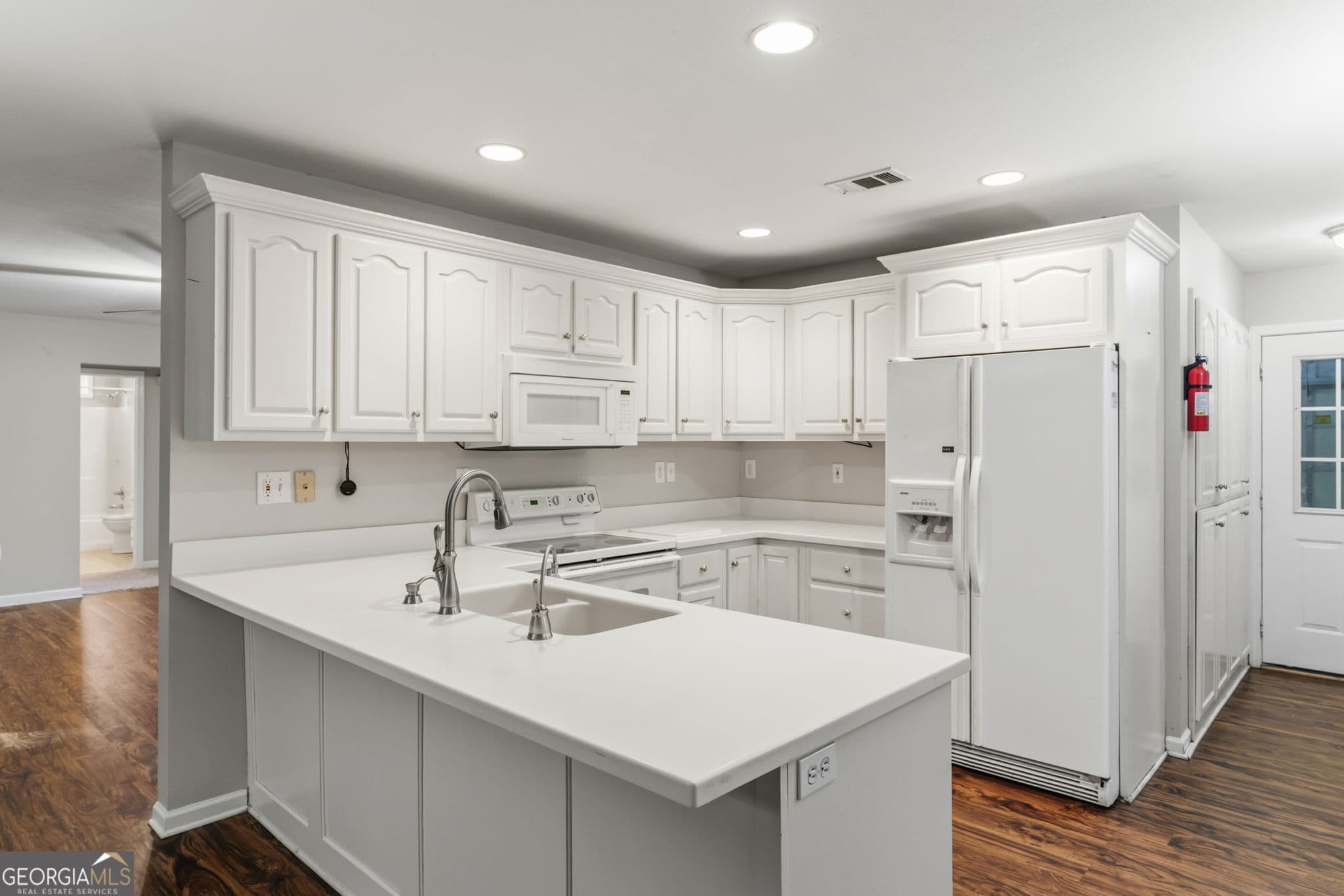 3 bedroom, 2 bathroom, 2,065 sq ft single family residence for sale at 12 Hannah Circle, Blue Ridge, GA 30513 — photo 4