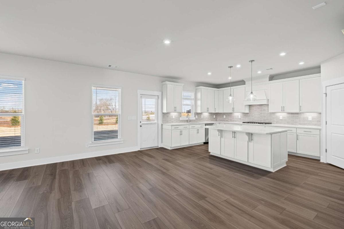 5 bedroom, 4.5 bathroom, 3,135 sq ft single family residence for sale at 363 Aidens Bluff, Hoschton, GA 30548 — photo 9