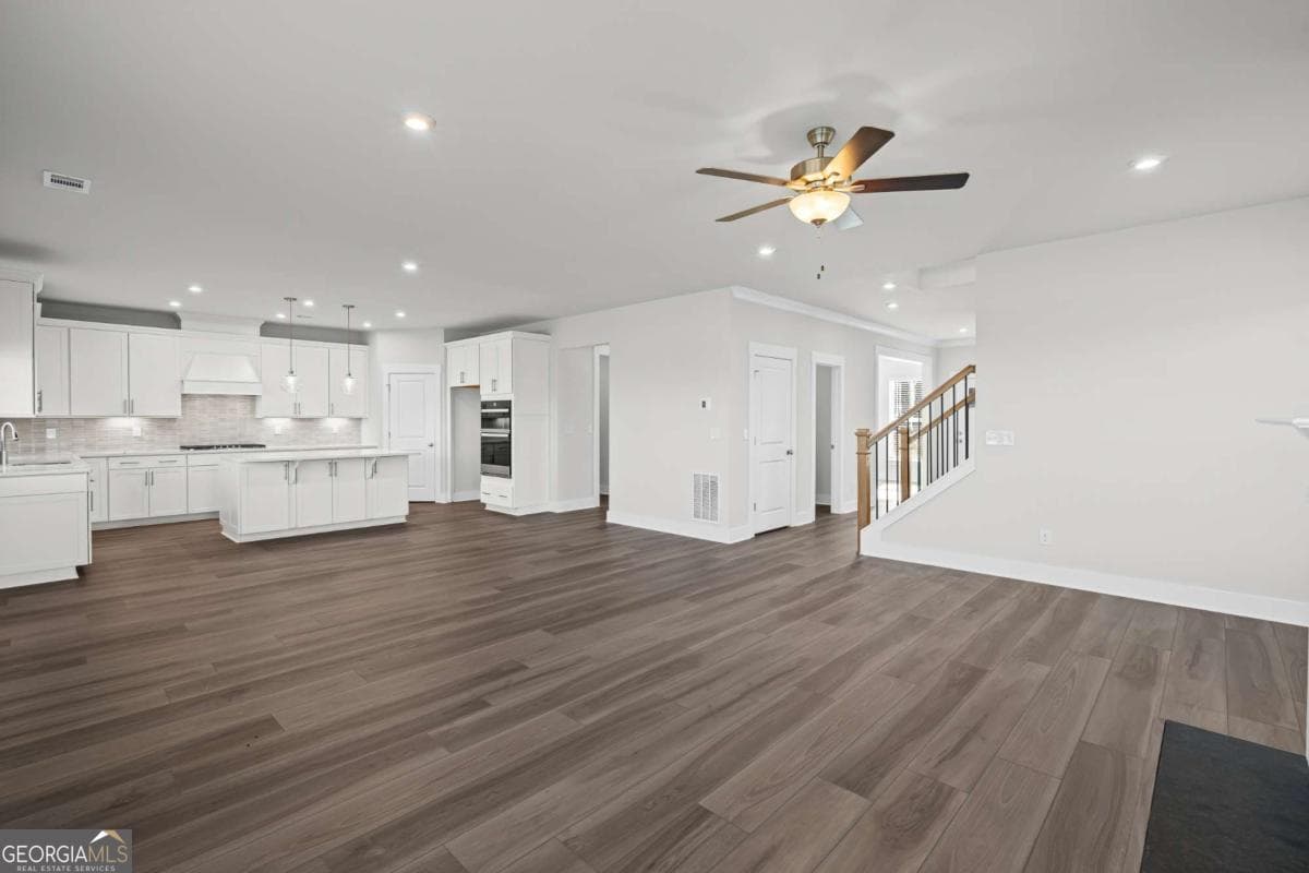 5 bedroom, 4.5 bathroom, 3,135 sq ft single family residence for sale at 363 Aidens Bluff, Hoschton, GA 30548 — photo 8