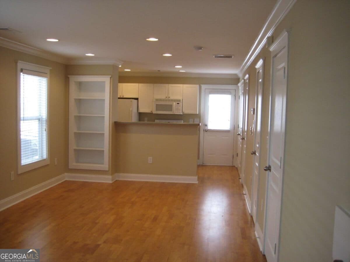 2 bedroom, 4.5 bathroom, 1,152 sq ft condominium for sale at 490 Barnett Shoals Road 242, Athens, GA 30605 — photo 2