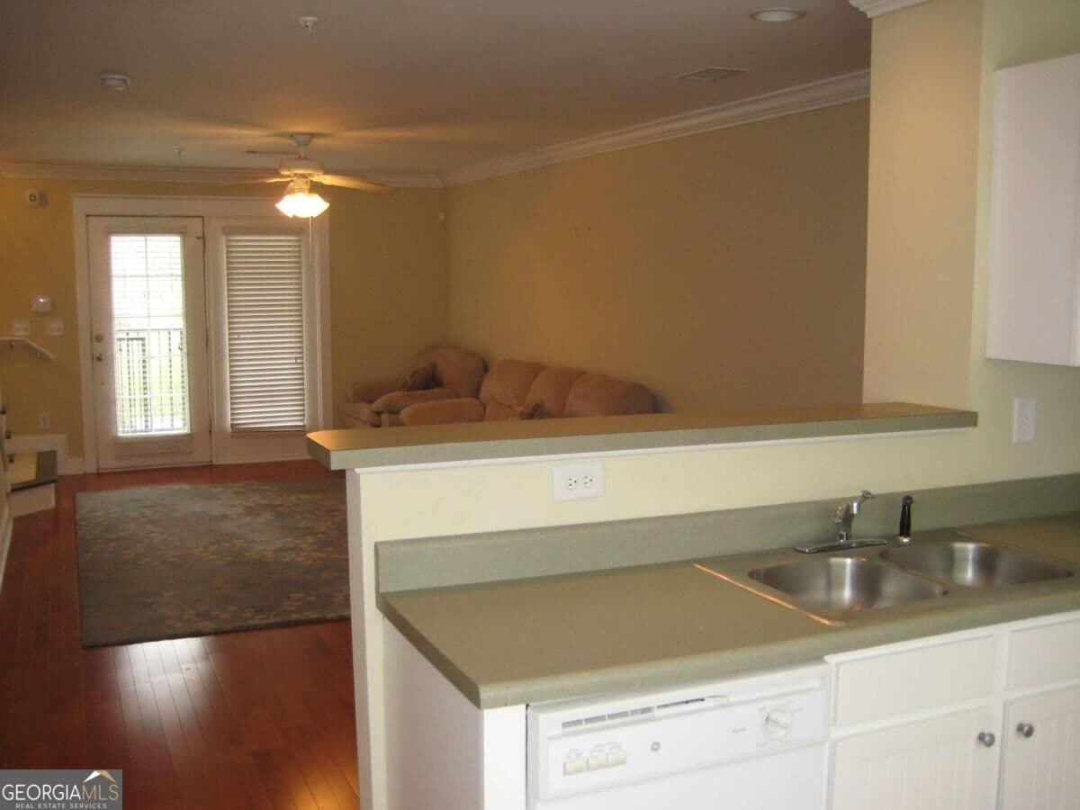 2 bedroom, 4.5 bathroom, 1,152 sq ft condominium for sale at 490 Barnett Shoals Road 242, Athens, GA 30605 — photo 6