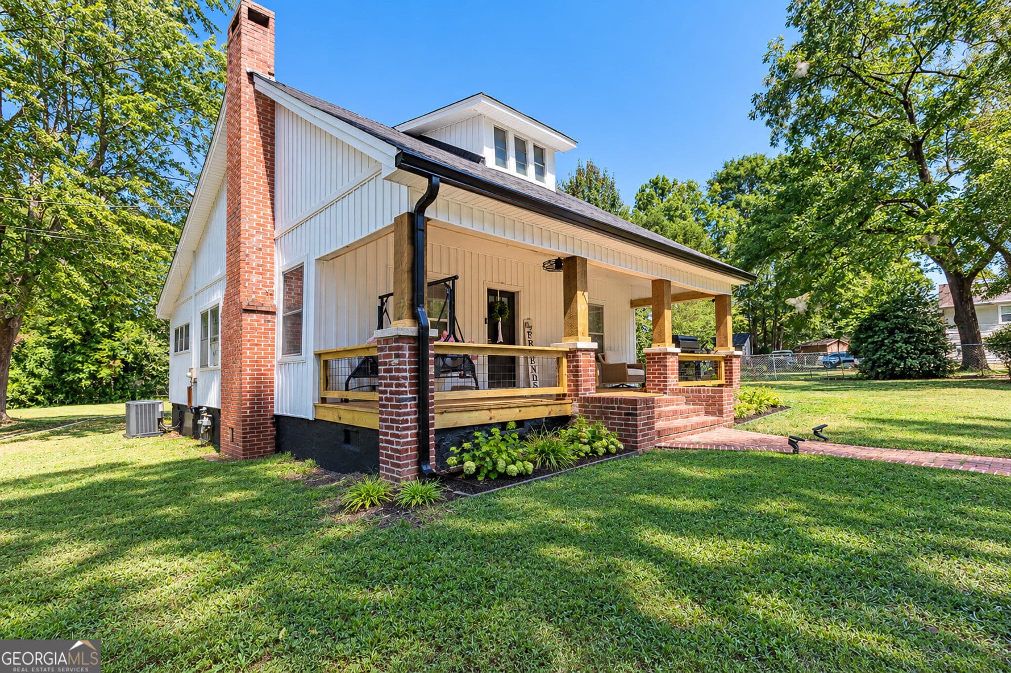 2 bedroom, 1 bathroom, 1,200 sq ft single family residence for sale at 1108 S Chattanooga Street, Lafayette, GA 30728 — photo 2