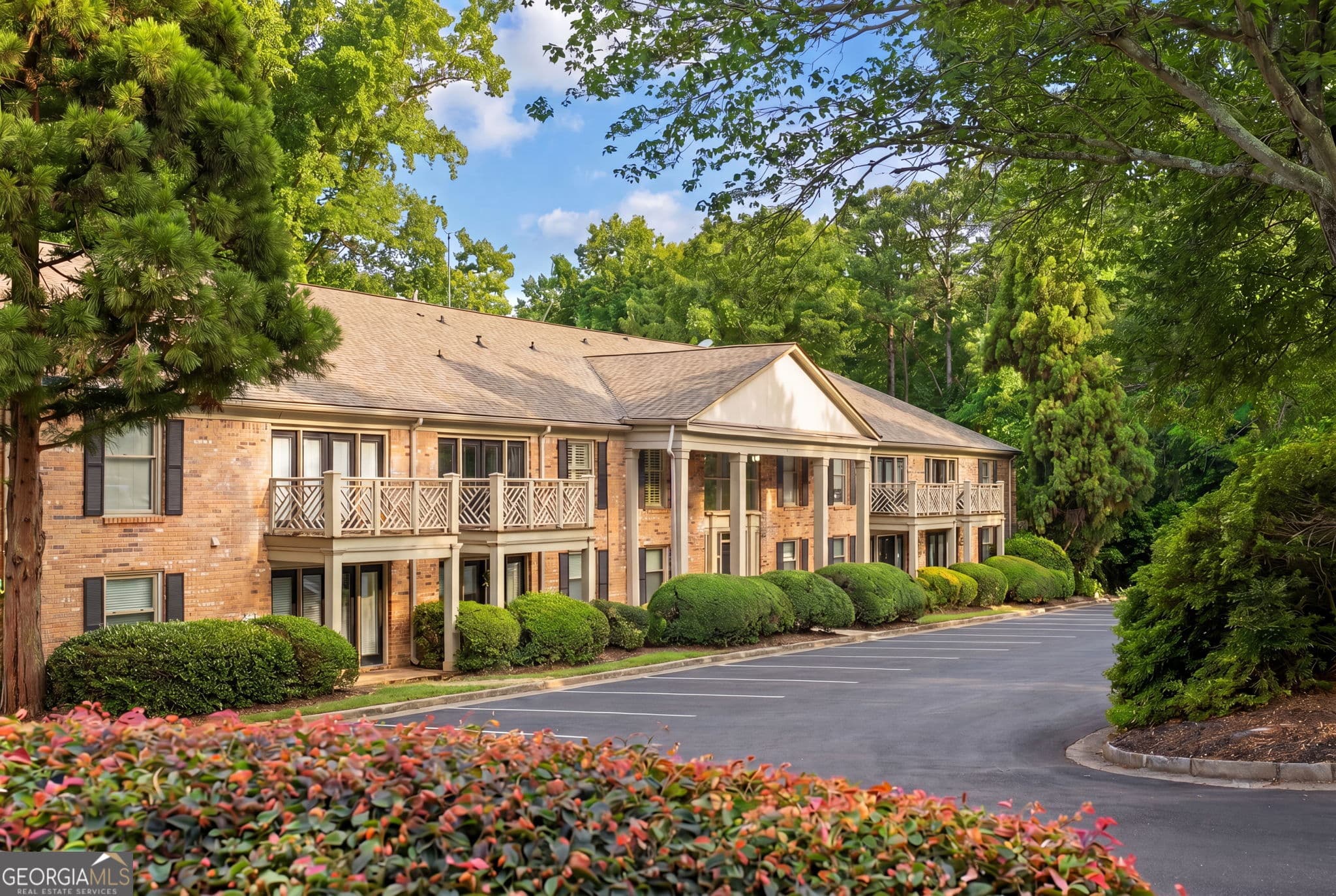 2 bedroom, 1 bathroom, 1,008 sq ft condominium for sale at 3650 Ashford Dunwoody Road 927, Atlanta, GA 30319 — photo 2
