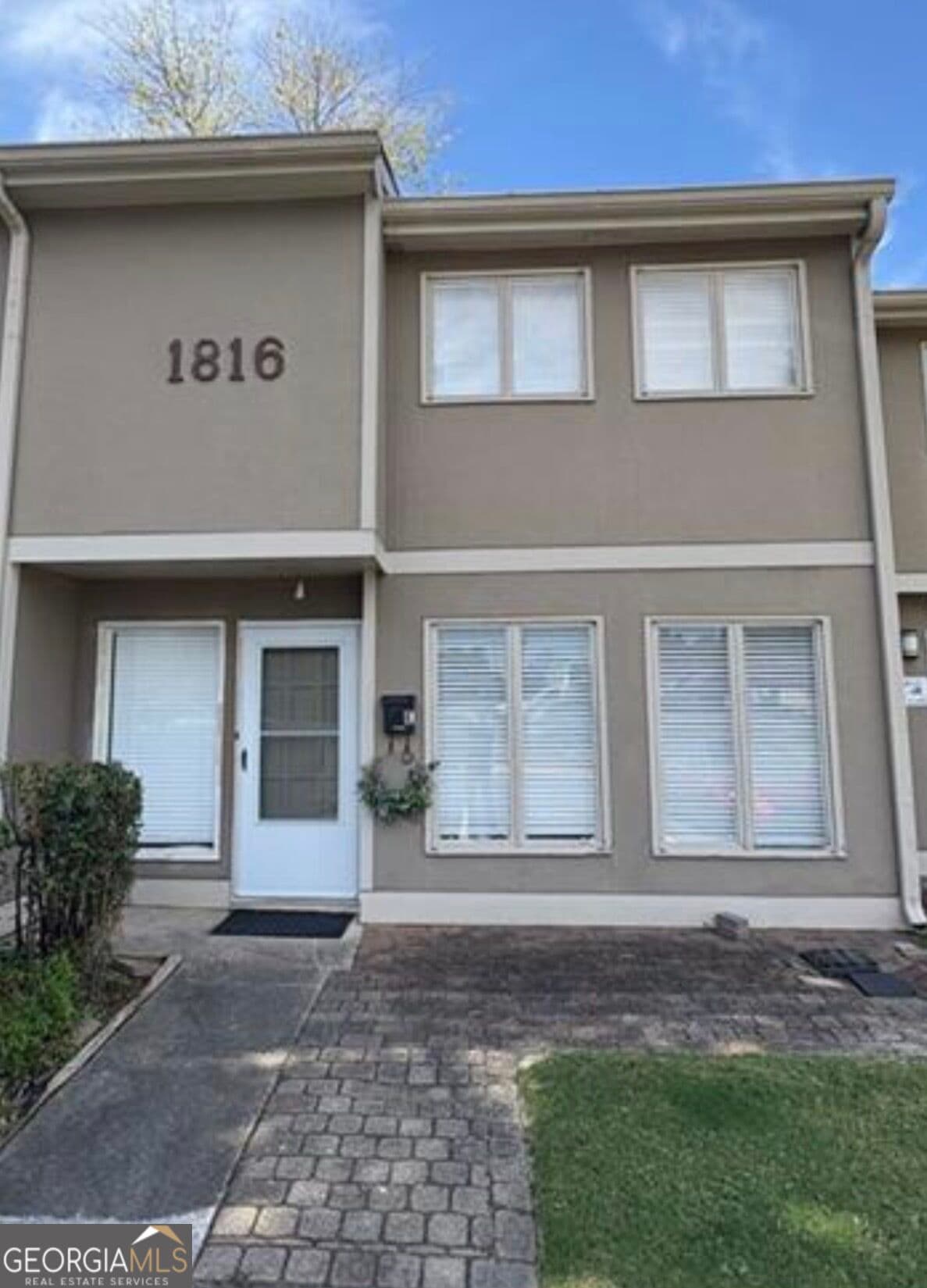 3 bedroom, 1.5 bathroom, 1,290 sq ft condominium for sale at 1816 Ashborough Road APT E, Marietta, GA 30067 — photo 1 of 9