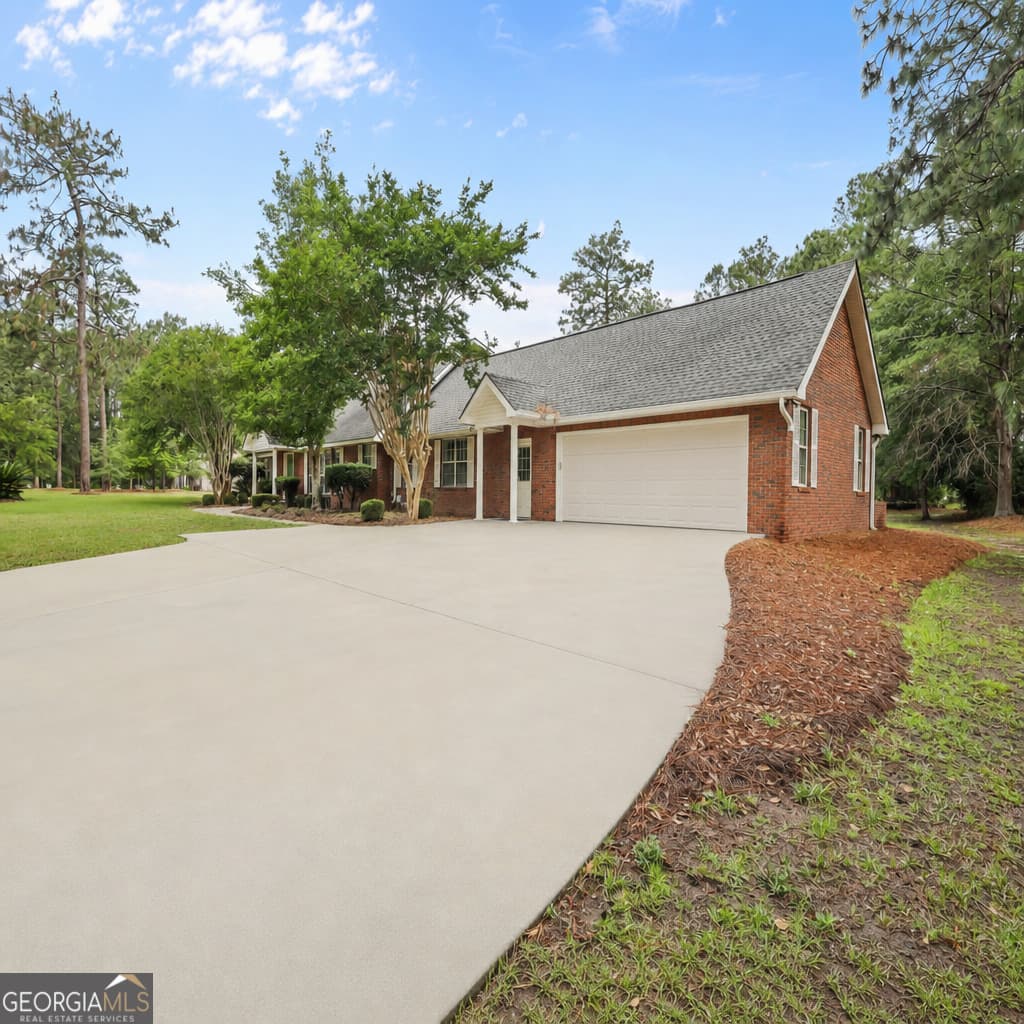3 bedroom, 2.5 bathroom, 3,079 sq ft single family residence for sale at 8 N Bogey Drive, Jesup, GA 31546 — photo 4