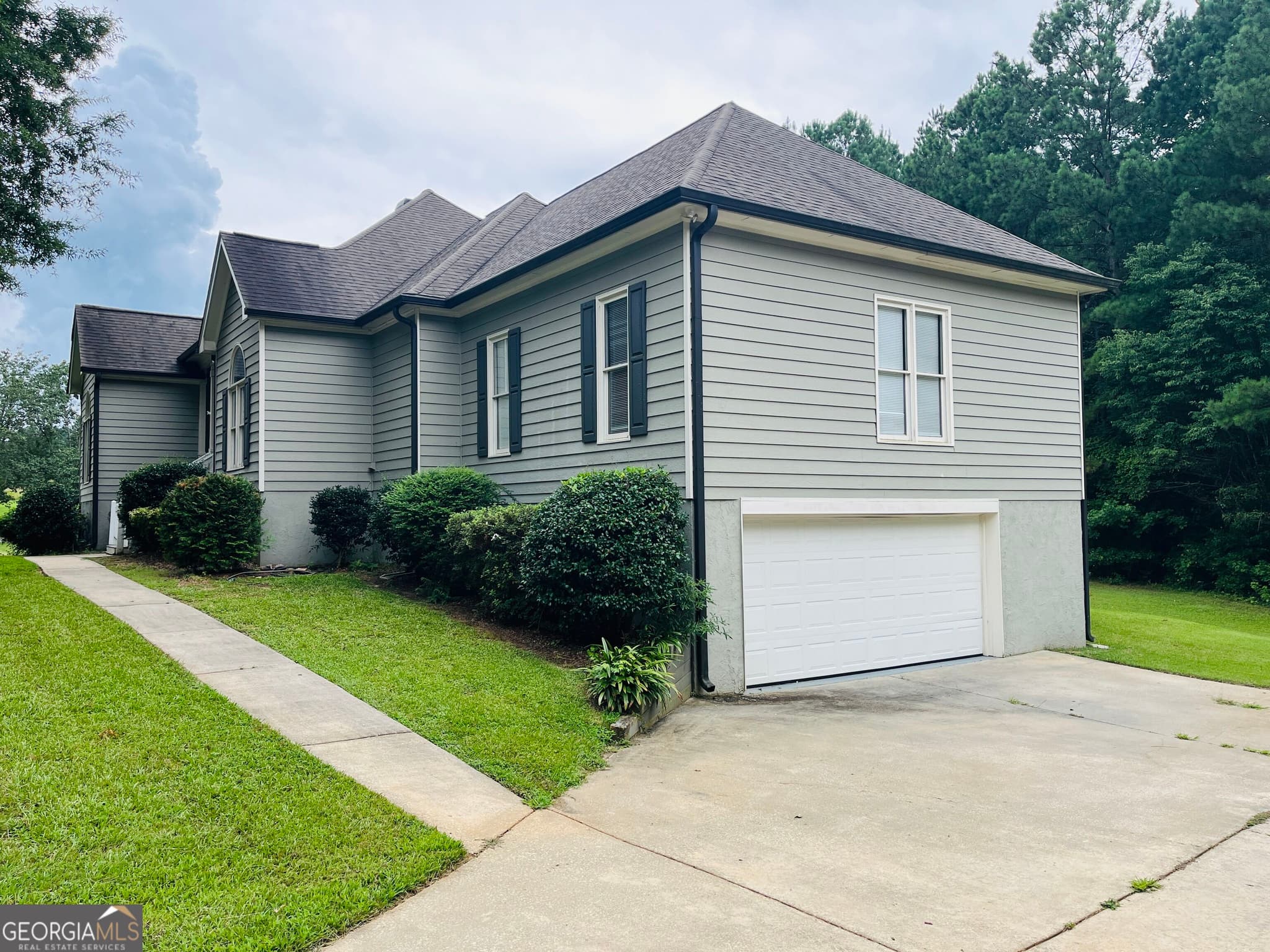 3 bedroom, 2 bathroom, 2,511 sq ft single family residence for rent at 70 Indian Bluff Drive, Sharpsburg, GA 30277 for $2,350 a month — photo 2