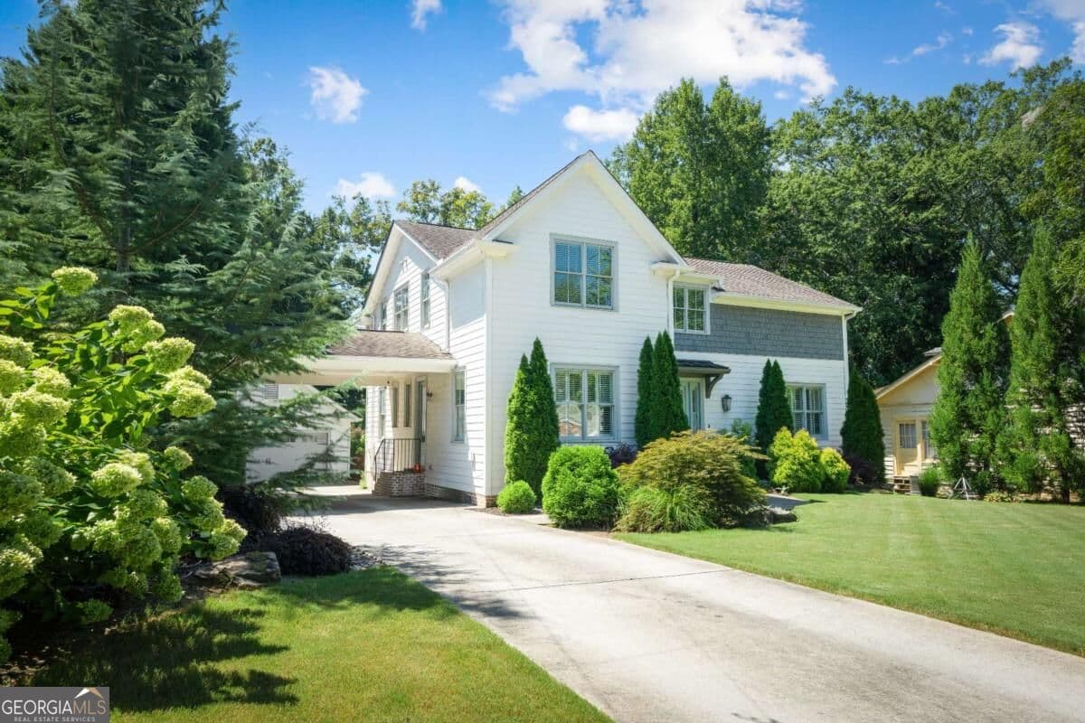 5 bedroom, 3 bathroom, 3,032 sq ft single family residence for sale at 2799 Tupelo Street, Atlanta, GA 30317 — photo 1 of 46
