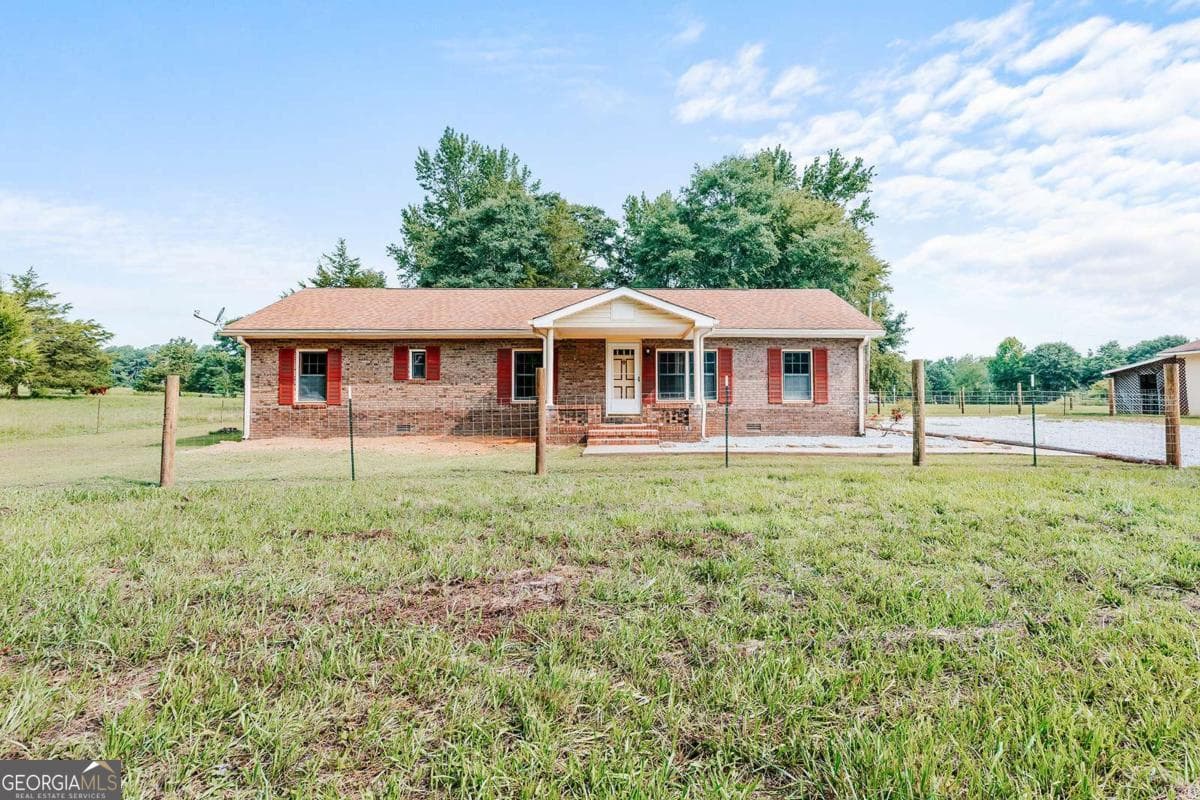 3 bedroom, 2 bathroom, 1,344 sq ft single family residence for sale at 621 Elberton Road, Lexington, GA 30648