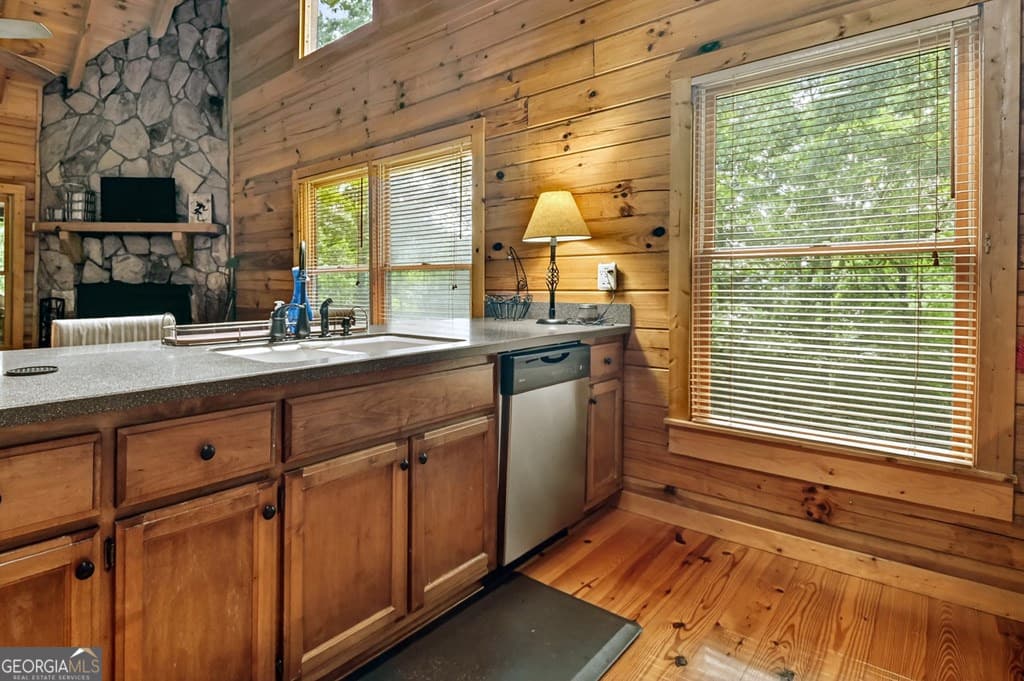 3 bedroom, 3 bathroom, 1,950 sq ft cabin,single family residence for sale at 782 Scenic Mountain View Road, Blue Ridge, GA 30513 — photo 9