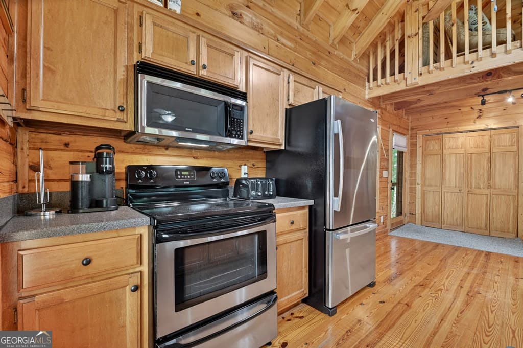 3 bedroom, 3 bathroom, 1,950 sq ft cabin,single family residence for sale at 782 Scenic Mountain View Road, Blue Ridge, GA 30513 — photo 4