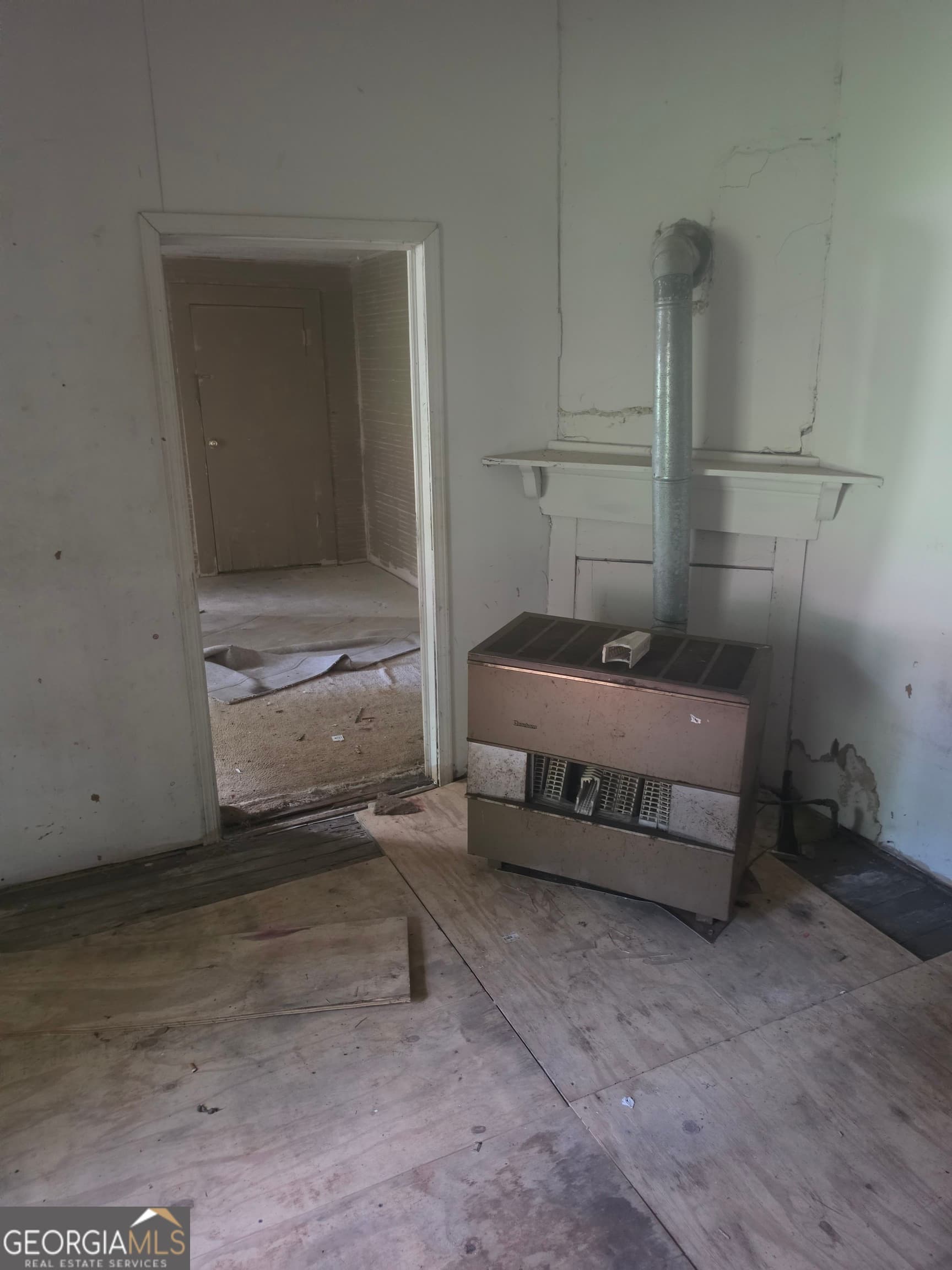 3 bedroom, 1 bathroom, 1,120 sq ft single family residence under contract at 375 N Richardson Street, Hartwell, GA 30643 — photo 4