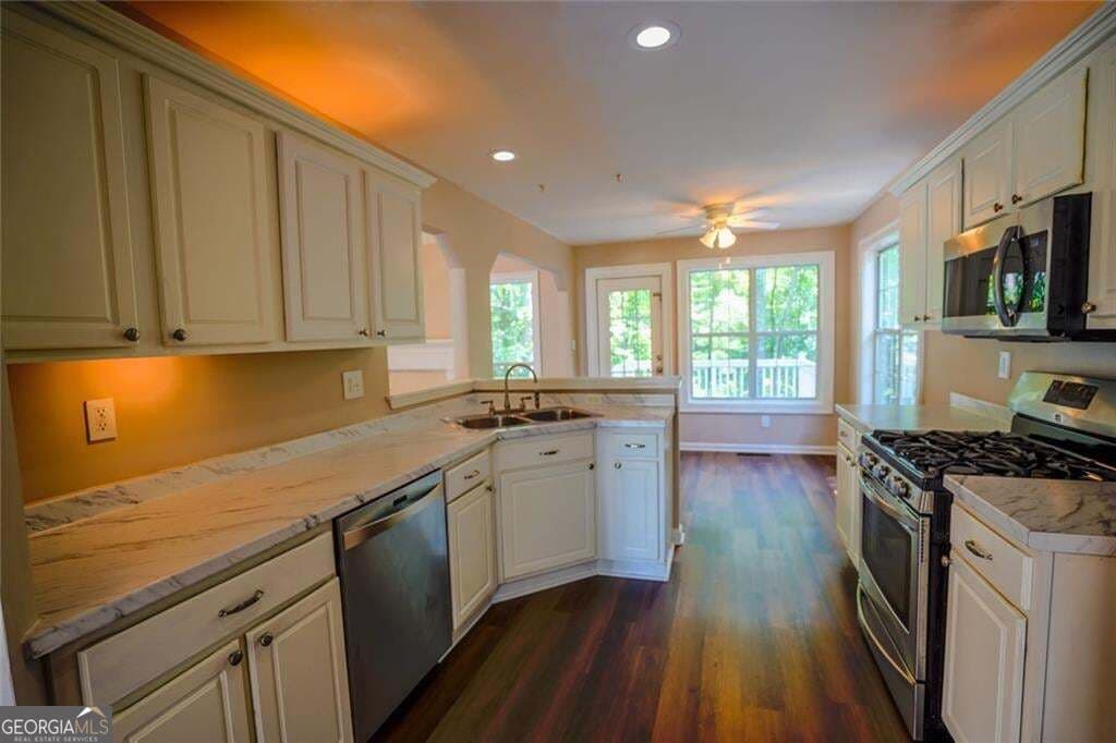 4 bedroom, 3 bathroom, 2,811 sq ft single family residence for sale at 4340 Mapleton Way, Cumming, GA 30028 — photo 8
