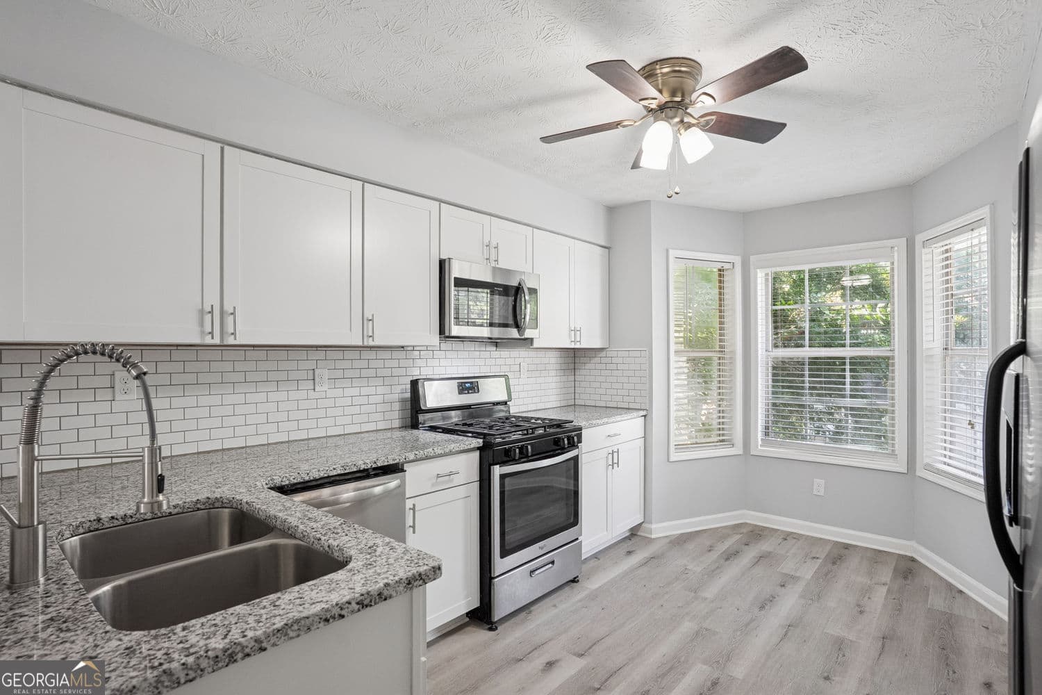 3 bedroom, 2 bathroom, 1,252 sq ft condominium for sale at 6430 Oakleaf Way, Morrow, GA 30260 — photo 2
