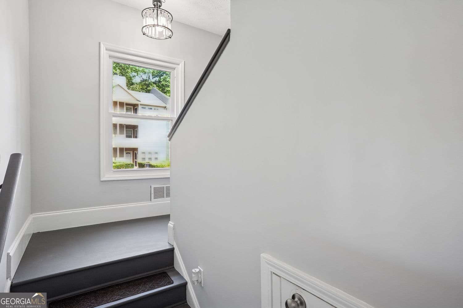 3 bedroom, 2 bathroom, 1,252 sq ft condominium for sale at 6430 Oakleaf Way, Morrow, GA 30260 — photo 7