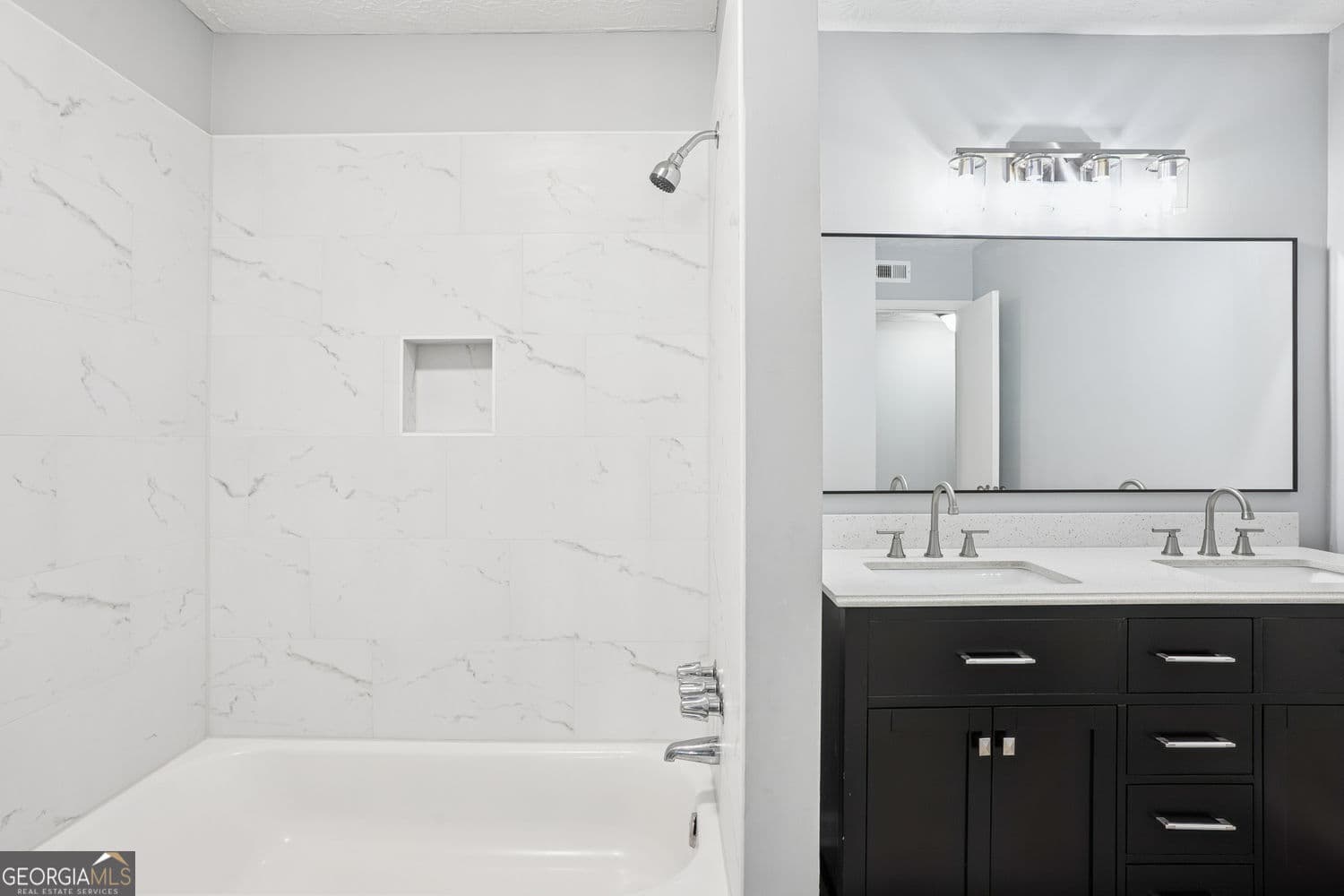 3 bedroom, 2 bathroom, 1,252 sq ft condominium for sale at 6430 Oakleaf Way, Morrow, GA 30260 — photo 3