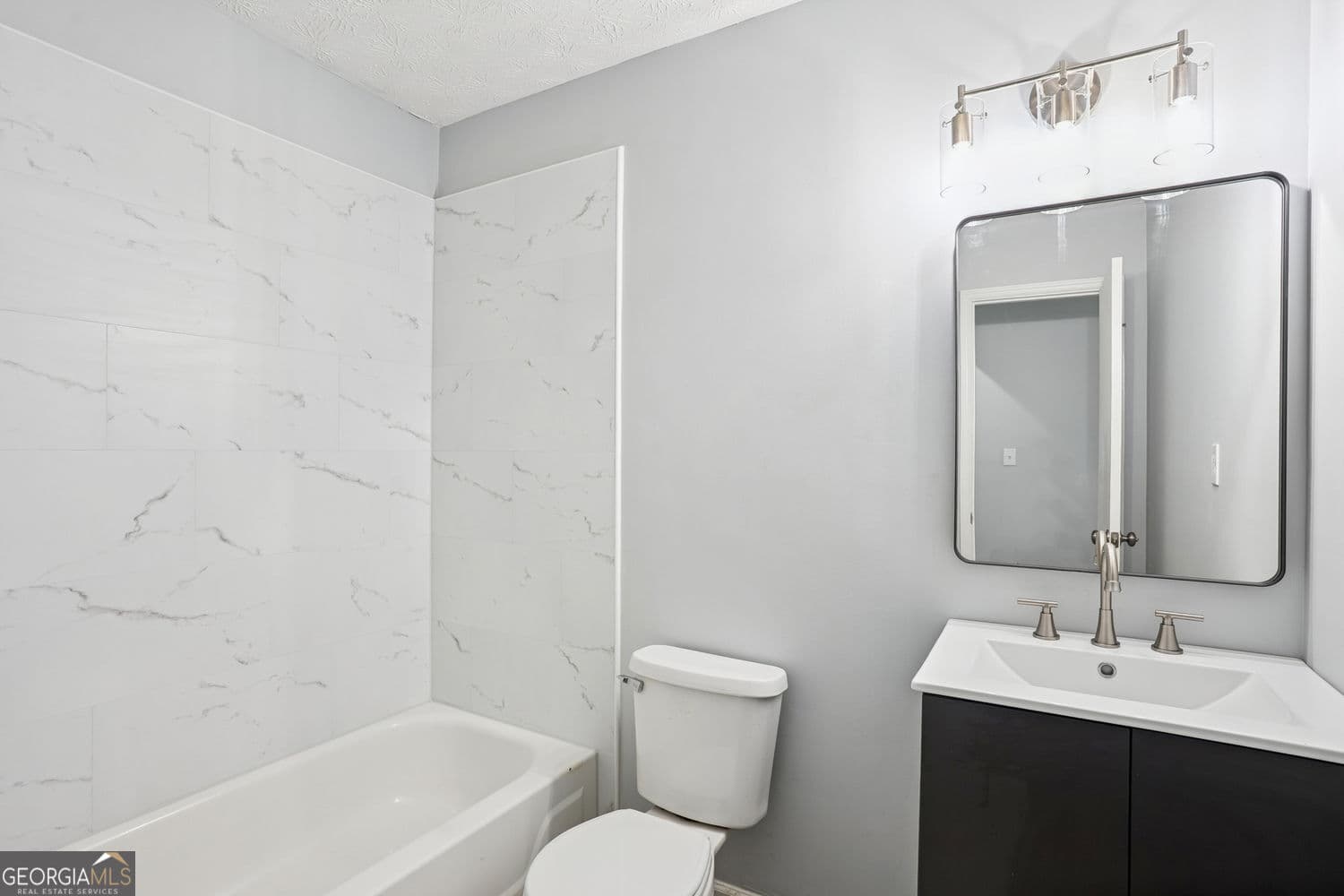 3 bedroom, 2 bathroom, 1,252 sq ft condominium for sale at 6430 Oakleaf Way, Morrow, GA 30260 — photo 5