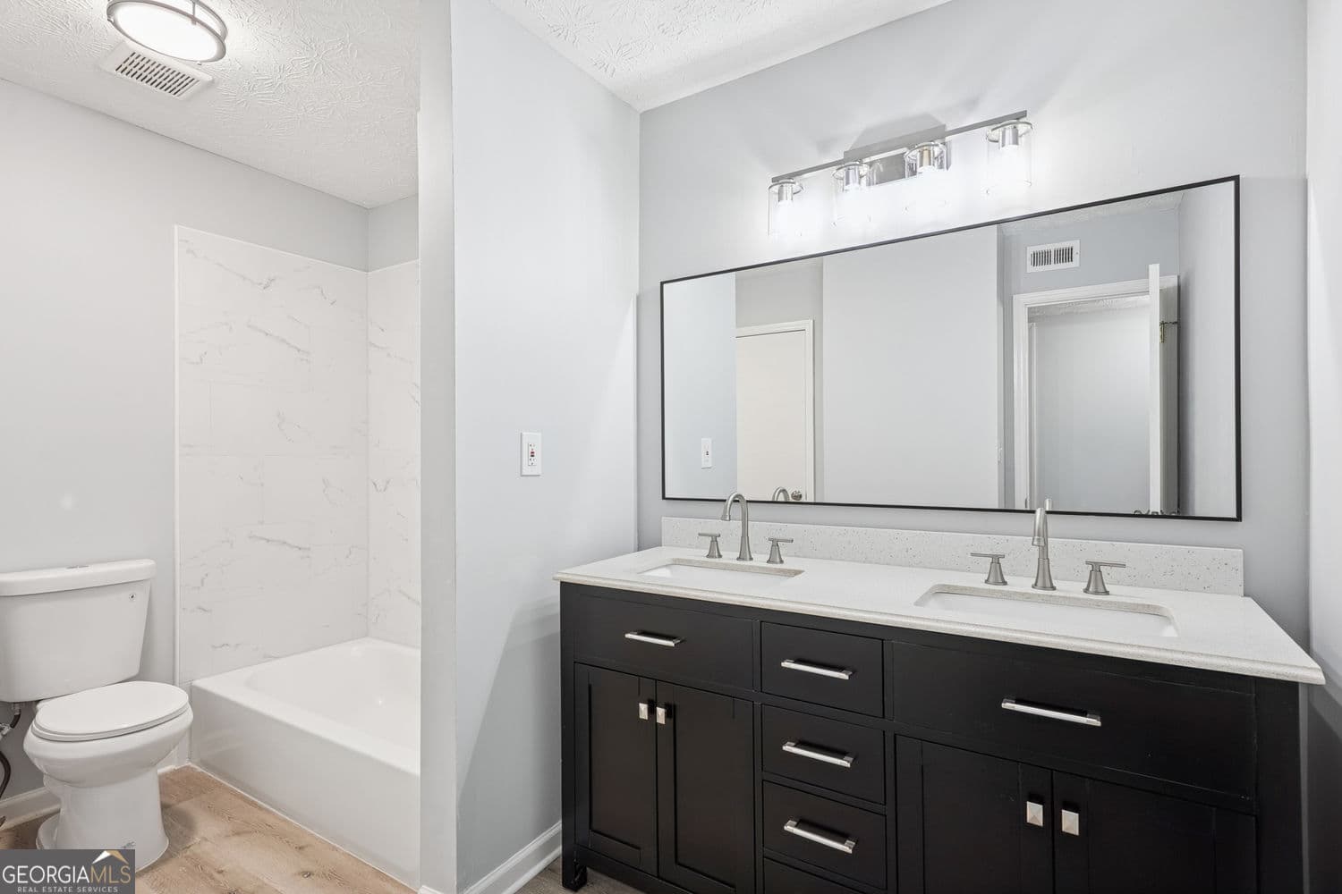 3 bedroom, 2 bathroom, 1,252 sq ft condominium for sale at 6430 Oakleaf Way, Morrow, GA 30260 — photo 4