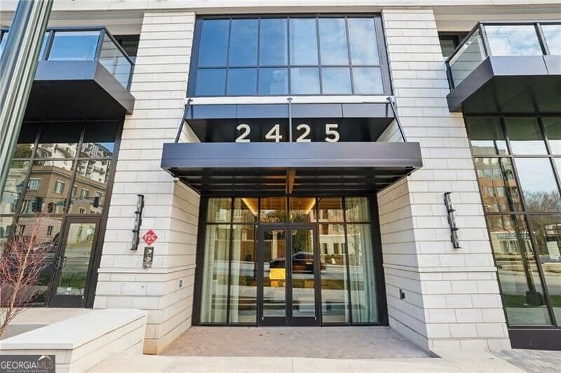 3 bedroom, 3.5 bathroom, 2,249 sq ft condominium for sale at 2425 Peachtree Road 501, Atlanta, GA 30305 — photo 3