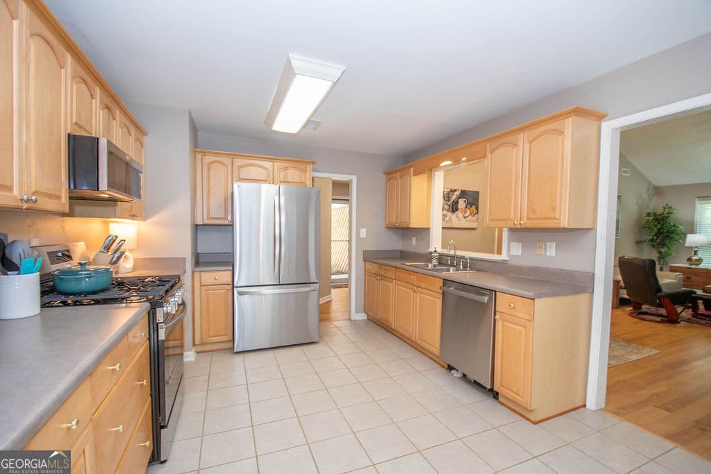 3 bedroom, 2 bathroom, 1,688 sq ft single family residence for rent at 103 Burnham Rise FURNISHED, Peachtree City, GA 30269 for $3,950 a month — photo 3