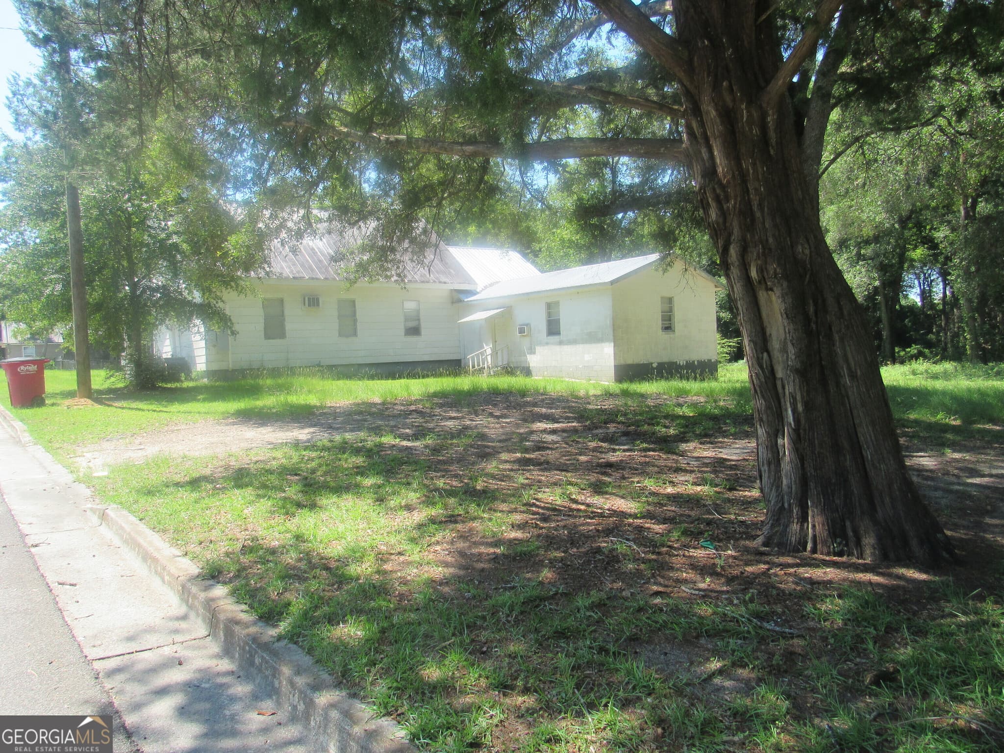 1 bedroom, 2 bathroom, 1,400 sq ft single family residence for sale at 53 Duhart Street, Eastman, GA 31023 — photo 3