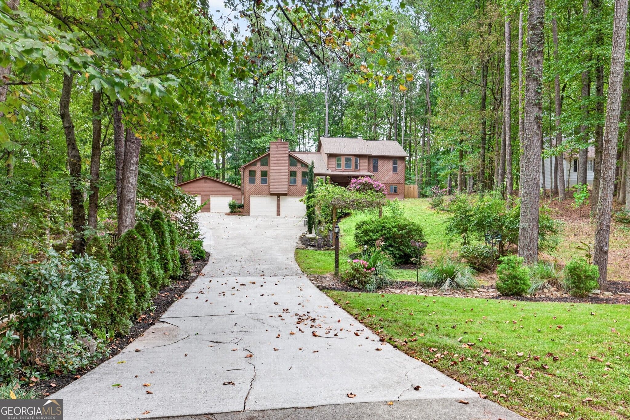 5 bedroom, 3 bathroom, 2,532 sq ft single family residence for sale at 3570 Daylon Drive, Cumming, GA 30028 — photo 3