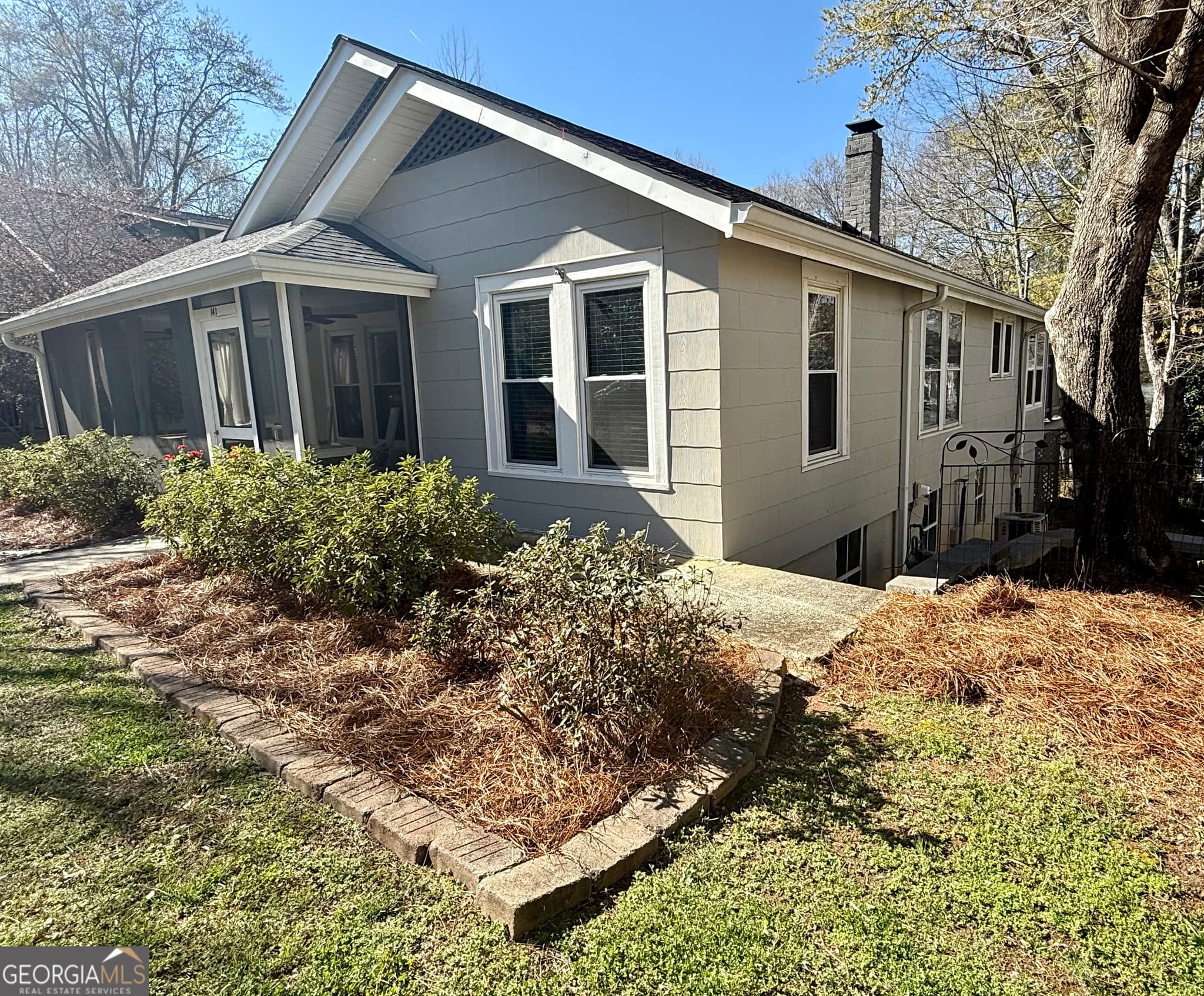 2 bedroom, 2 bathroom, 1,184 sq ft single family residence for sale at 141 York Street, Clarkesville, GA 30523 — photo 6