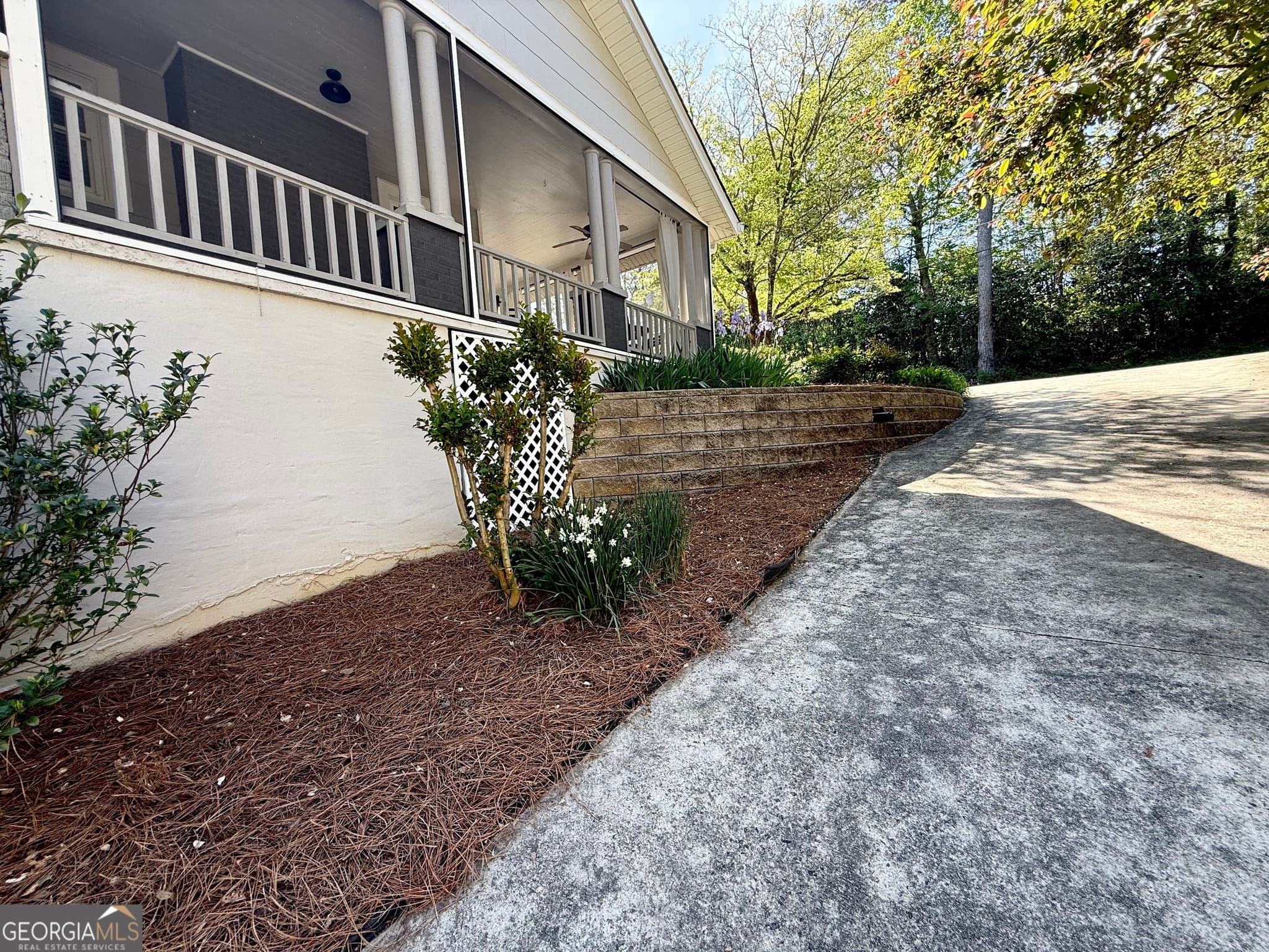 2 bedroom, 2 bathroom, 1,184 sq ft single family residence for sale at 141 York Street, Clarkesville, GA 30523 — photo 4