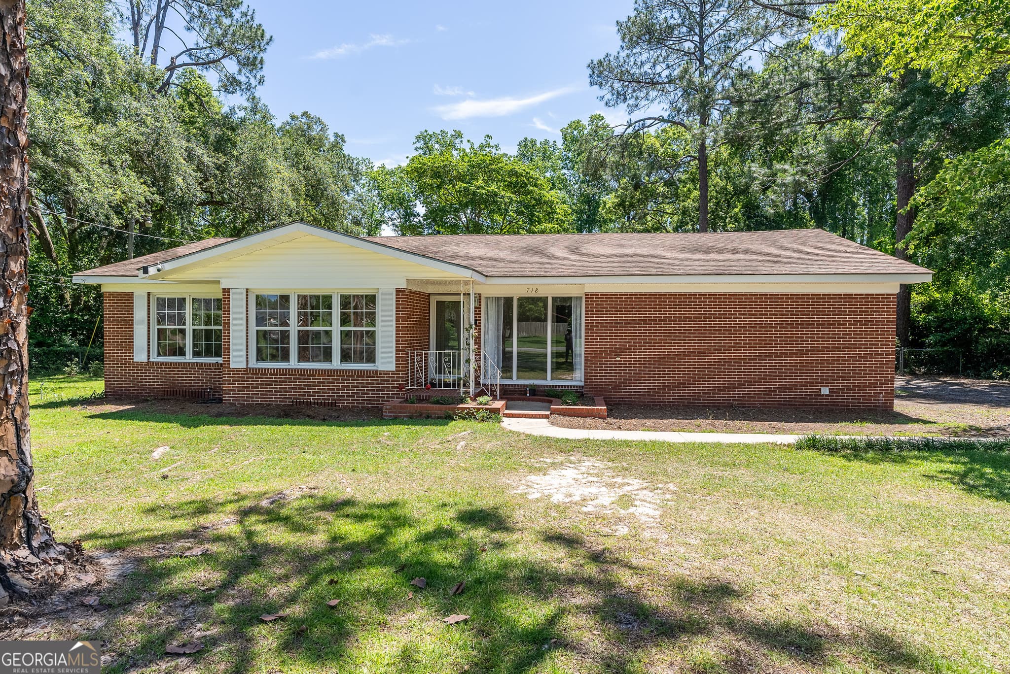 4 bedroom, 2 bathroom, 1,981 sq ft single family residence sold at 718 Jackson Street, Blackshear, GA 31516