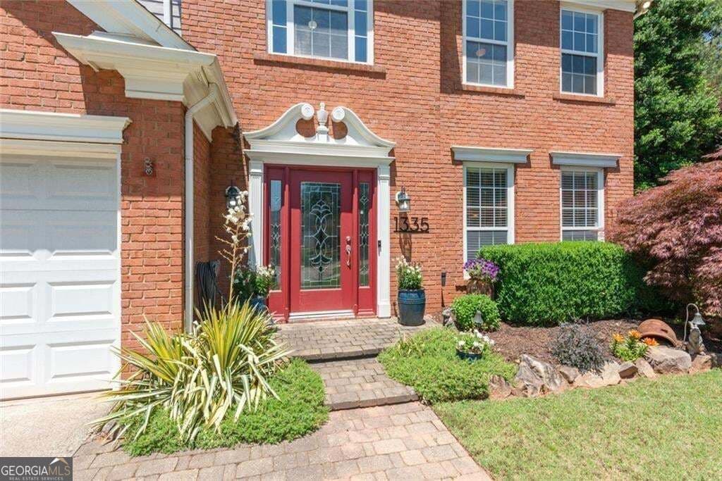 4 bedroom, 2.5 bathroom, 2,284 sq ft single family residence for sale at 1335 Lyndhurst Way, Roswell, GA 30075 — photo 2