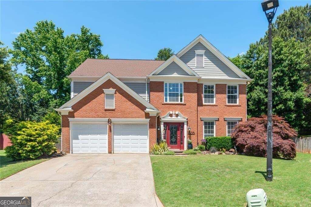 4 bedroom, 2.5 bathroom, 2,284 sq ft single family residence for sale at 1335 Lyndhurst Way, Roswell, GA 30075 — photo 3