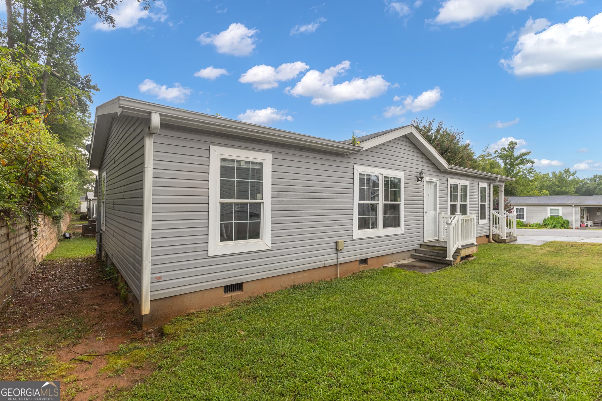 3 bedroom, 2 bathroom, 1,300 sq ft manufactured home,single family residence for sale at 109 Willow Drive, Newnan, GA 30263 — photo 4