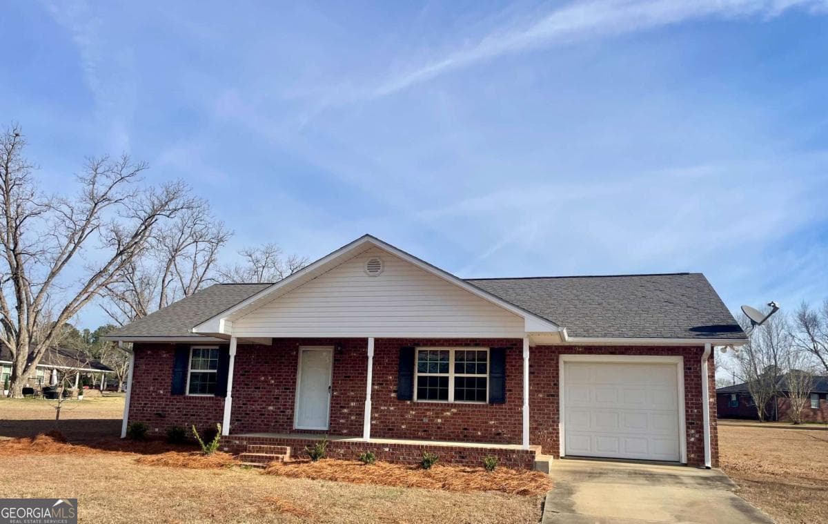 2 bedroom, 2 bathroom, 1,140 sq ft single family residence for sale at 109 Lincoln Drive, Glennville, GA 30427