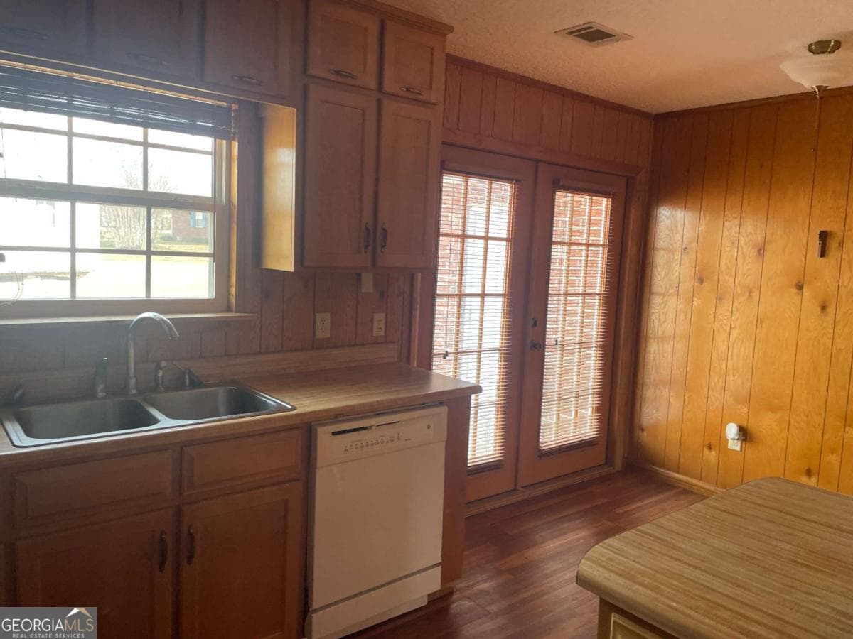 2 bedroom, 2 bathroom, 1,140 sq ft single family residence for sale at 109 Lincoln Drive, Glennville, GA 30427 — photo 4