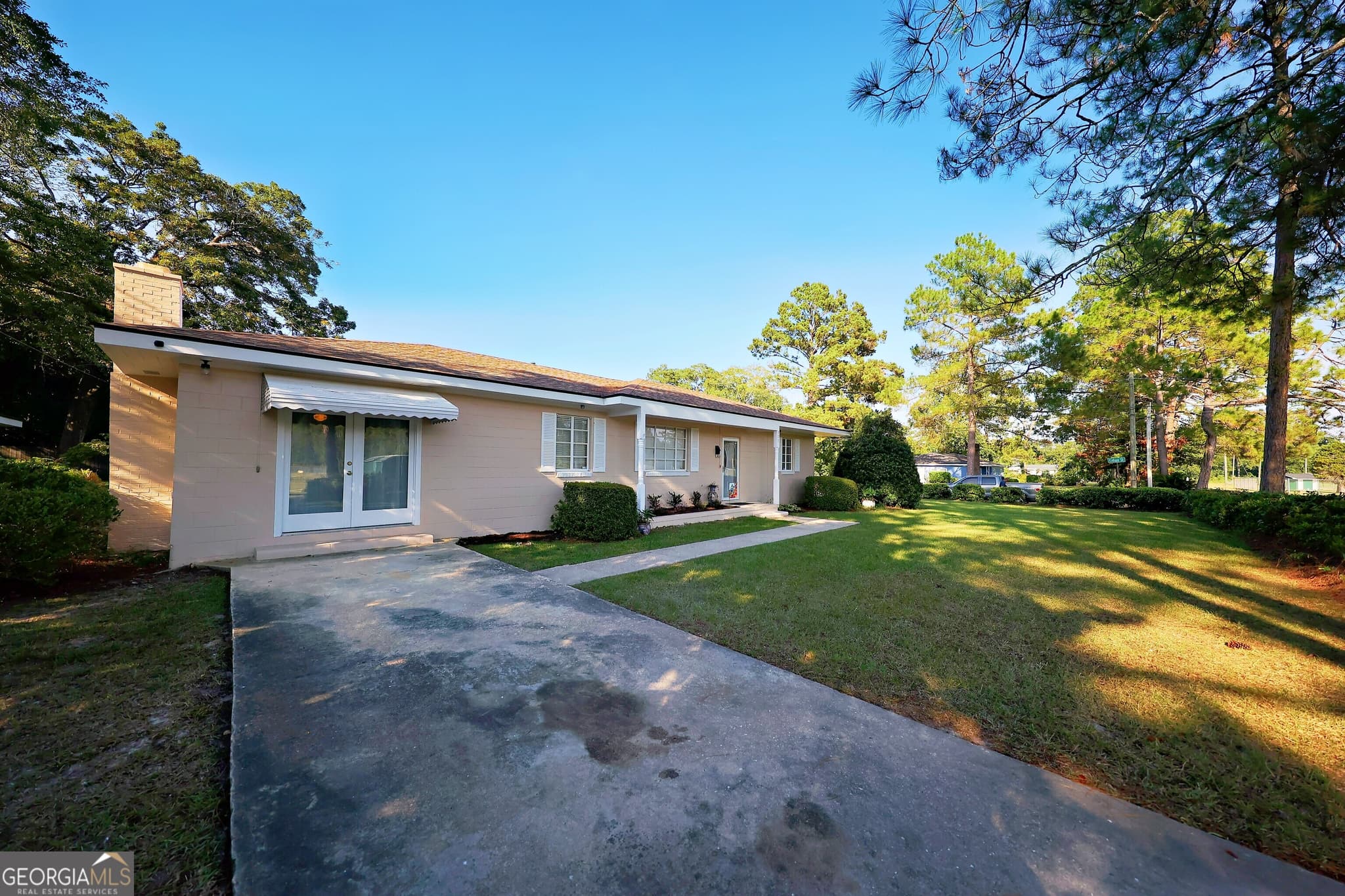 3 bedroom, 1.5 bathroom, 1,945 sq ft single family residence for sale at 307 Varnedoe Street, Thomasville, GA 31792 — photo 2