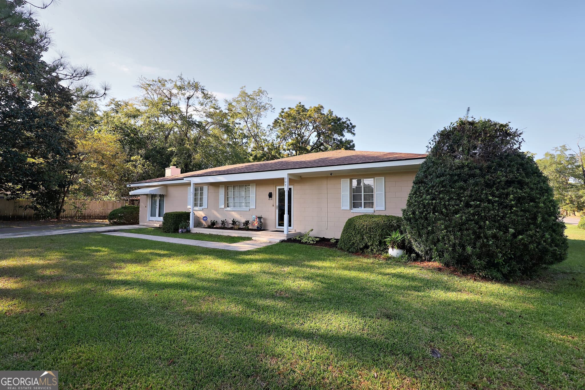 3 bedroom, 1.5 bathroom, 1,945 sq ft single family residence for sale at 307 Varnedoe Street, Thomasville, GA 31792 — photo 3